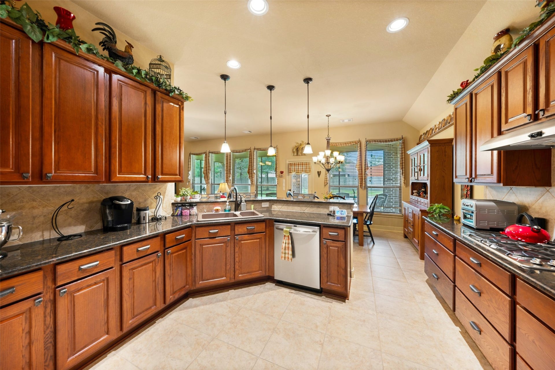 903 Weeping Willow Way, Magnolia, TX 77354 This kitchen has abundant cabinets and plenty of prep space and room for helpers in the kitchen