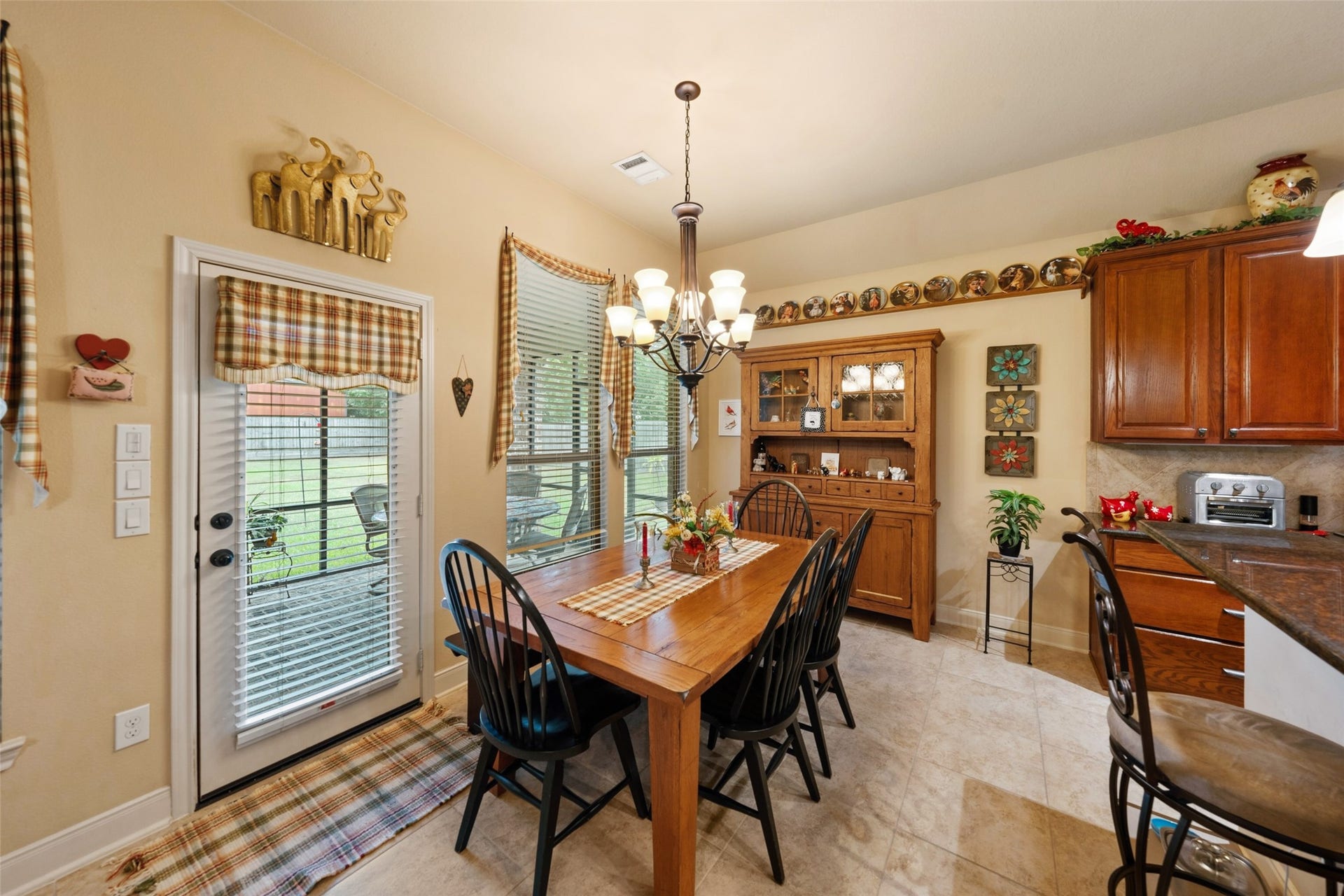903 Weeping Willow Way, Magnolia, TX 77354 Dining area (breakfast room) has easy access to patio