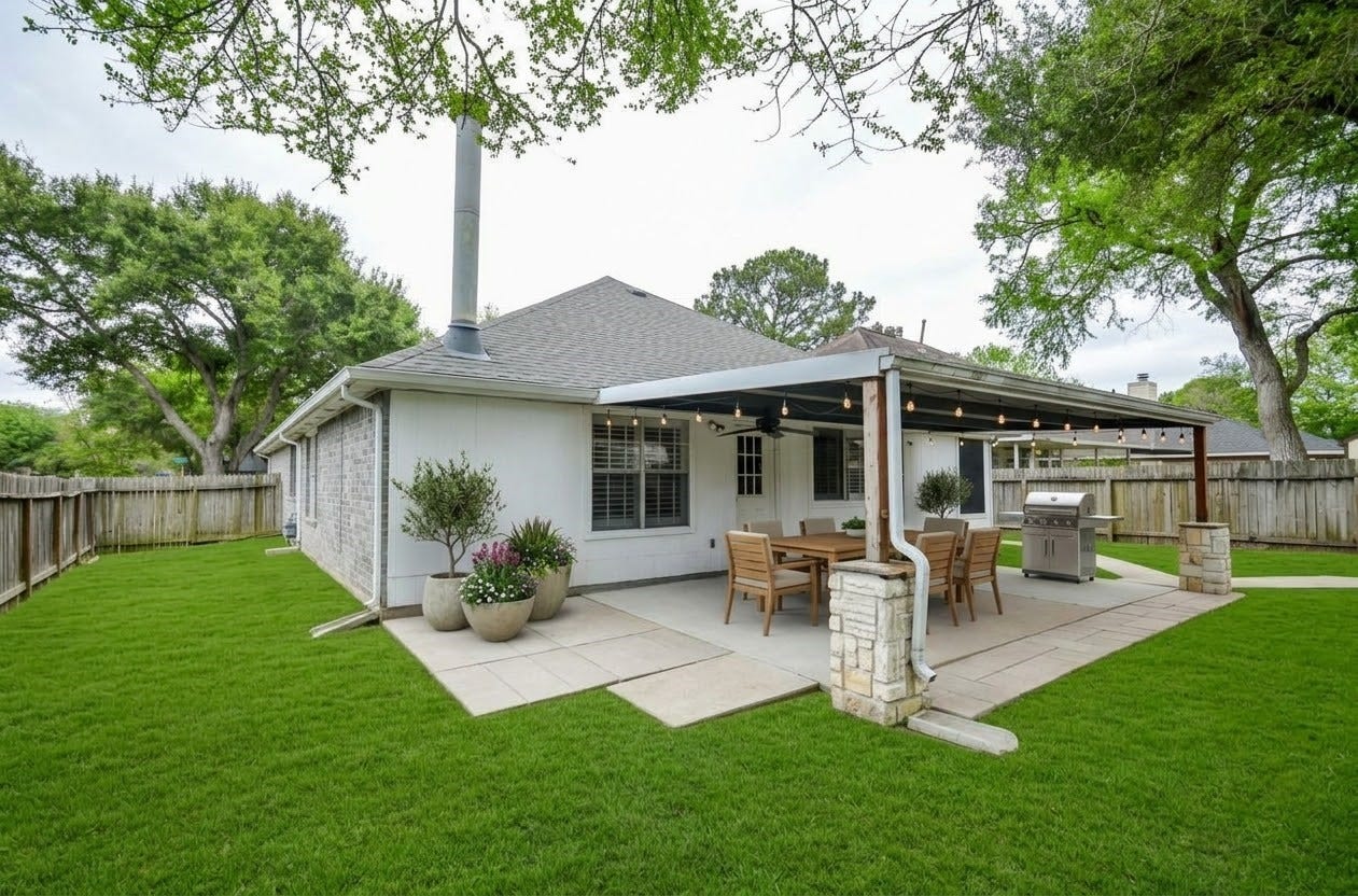 Spacious backyard to host your get togethers.
*Virtually staged