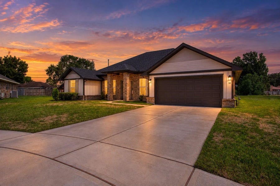 Property photo for 10 Gemstone Court, Angleton, TX