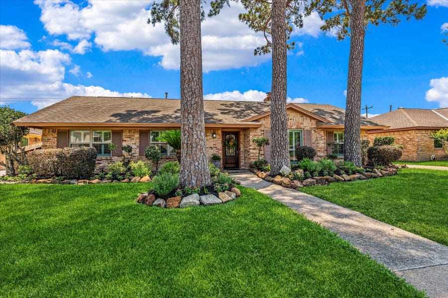 Property photo for 983 W Donovan Street, Houston, TX