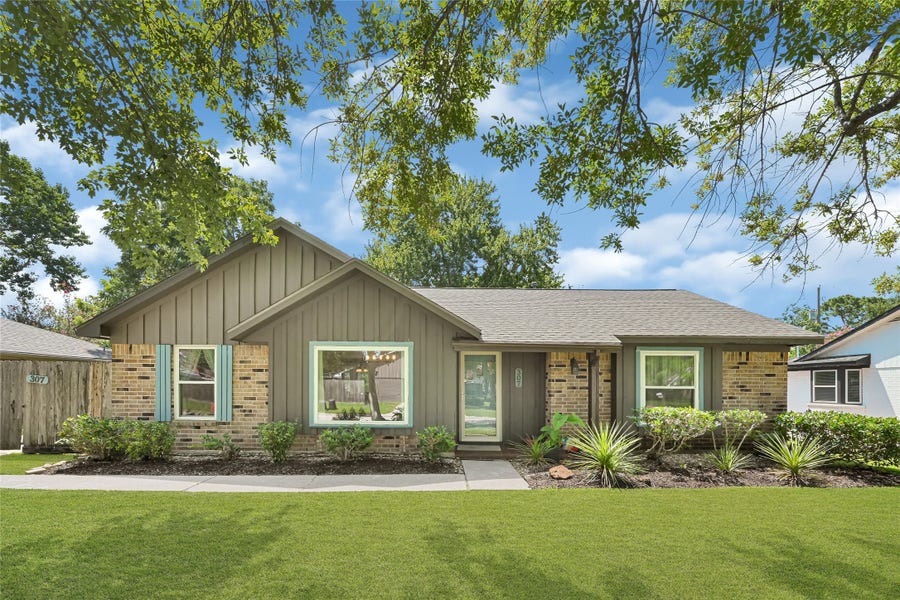 Property photo for 307 Winding Road, Friendswood, TX