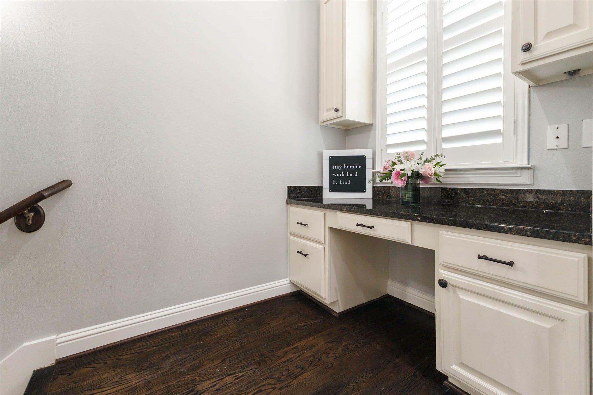 Do you work from home? This perfect little office nook (right off the kitchen) is a great place to get things done!