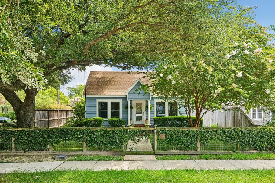 Property photo for 230 E 25th Street, Houston, TX
