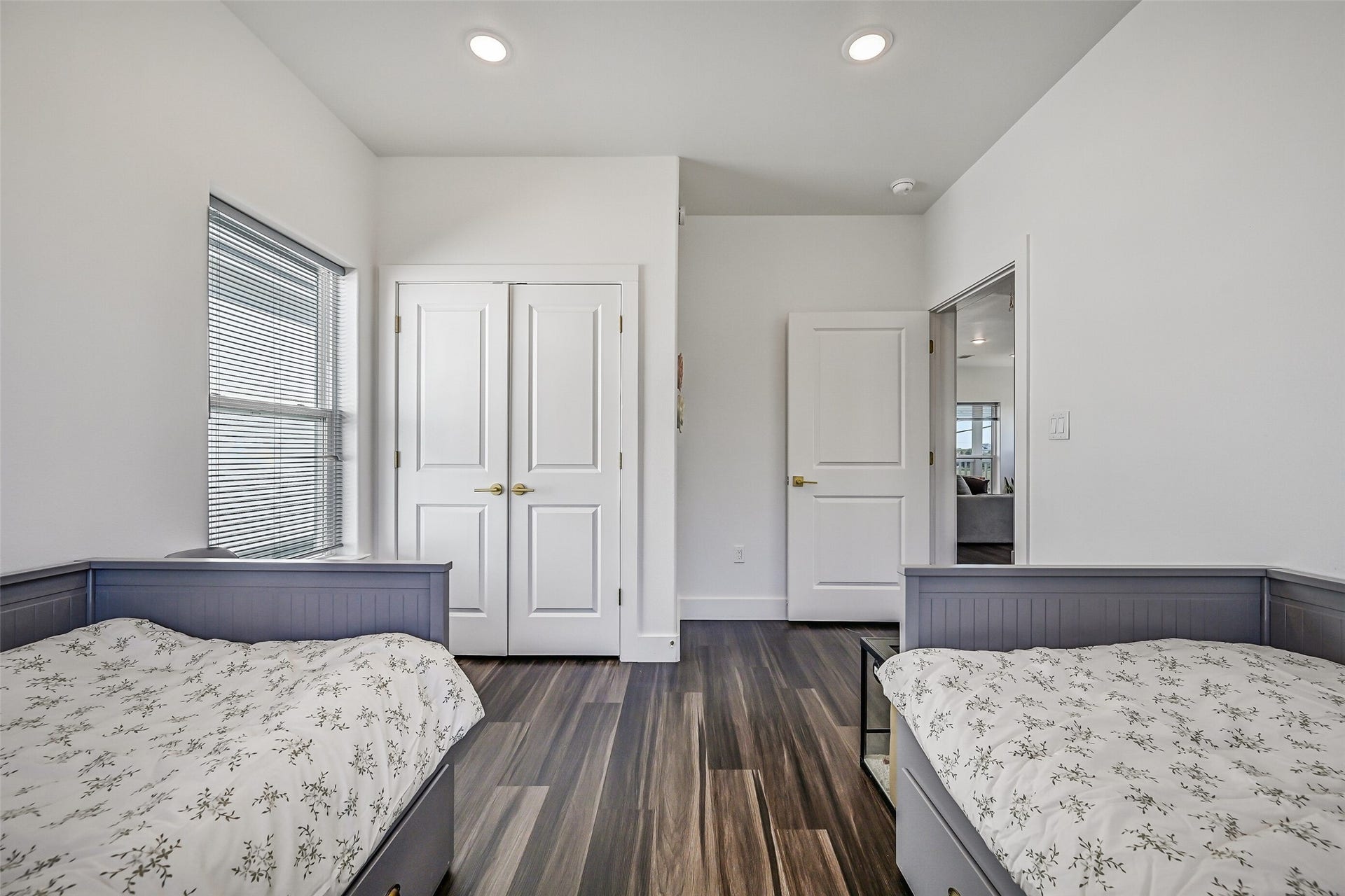 3627 Niko Court, Galveston, TX 77554 The guest bedroom offers a spacious closet and currently accommodates two twin beds.