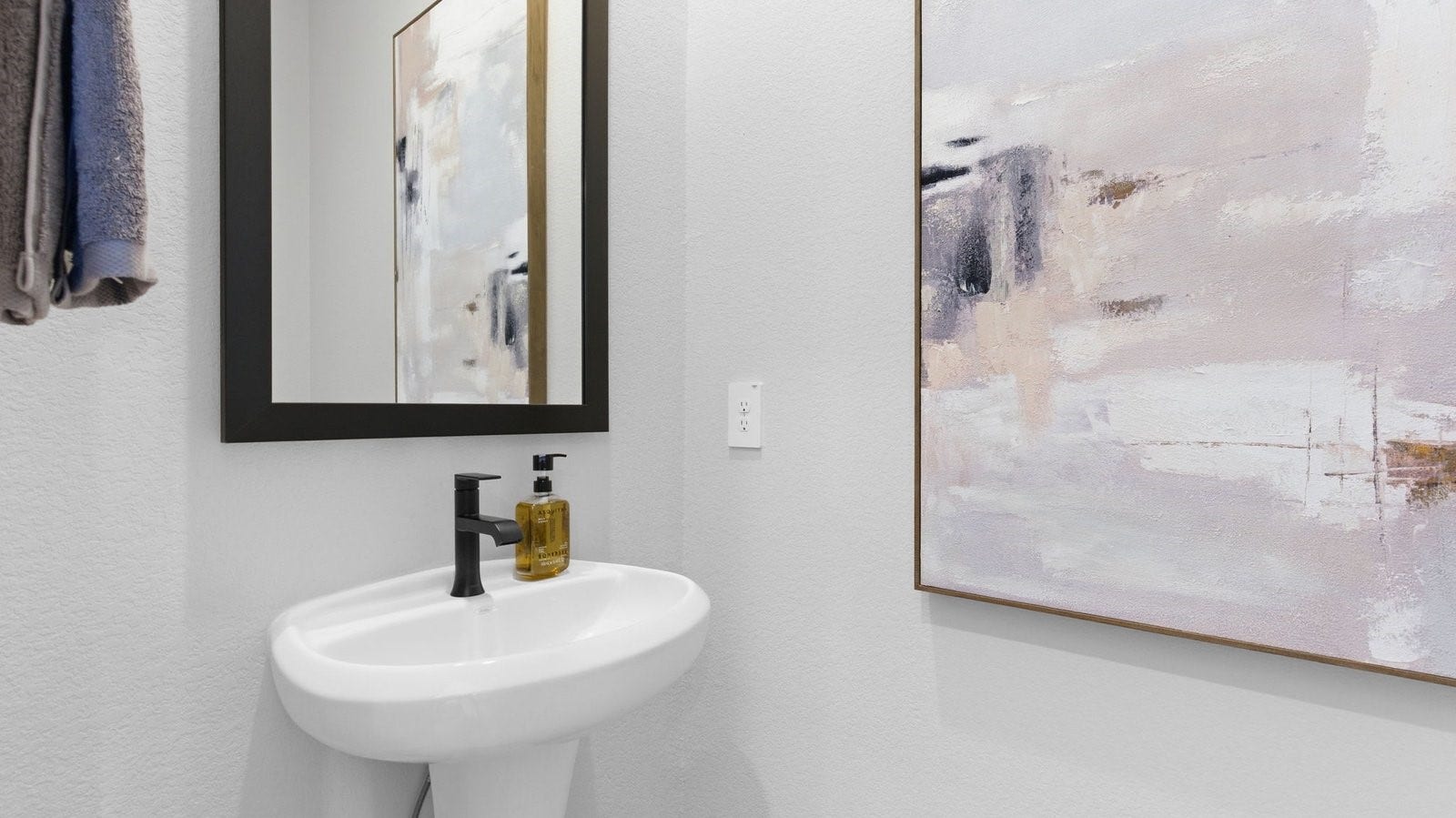 2507 Friendswood Trail, Friendswood, TX 77546 The decorate half bathroom downstairs for visiting guests