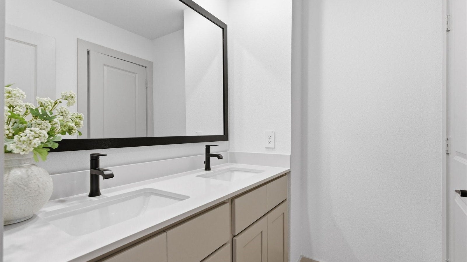 2507 Friendswood Trail, Friendswood, TX 77546 A well-designed bathroom equipped with quartz countertops, a standing tub, and a double vanity.