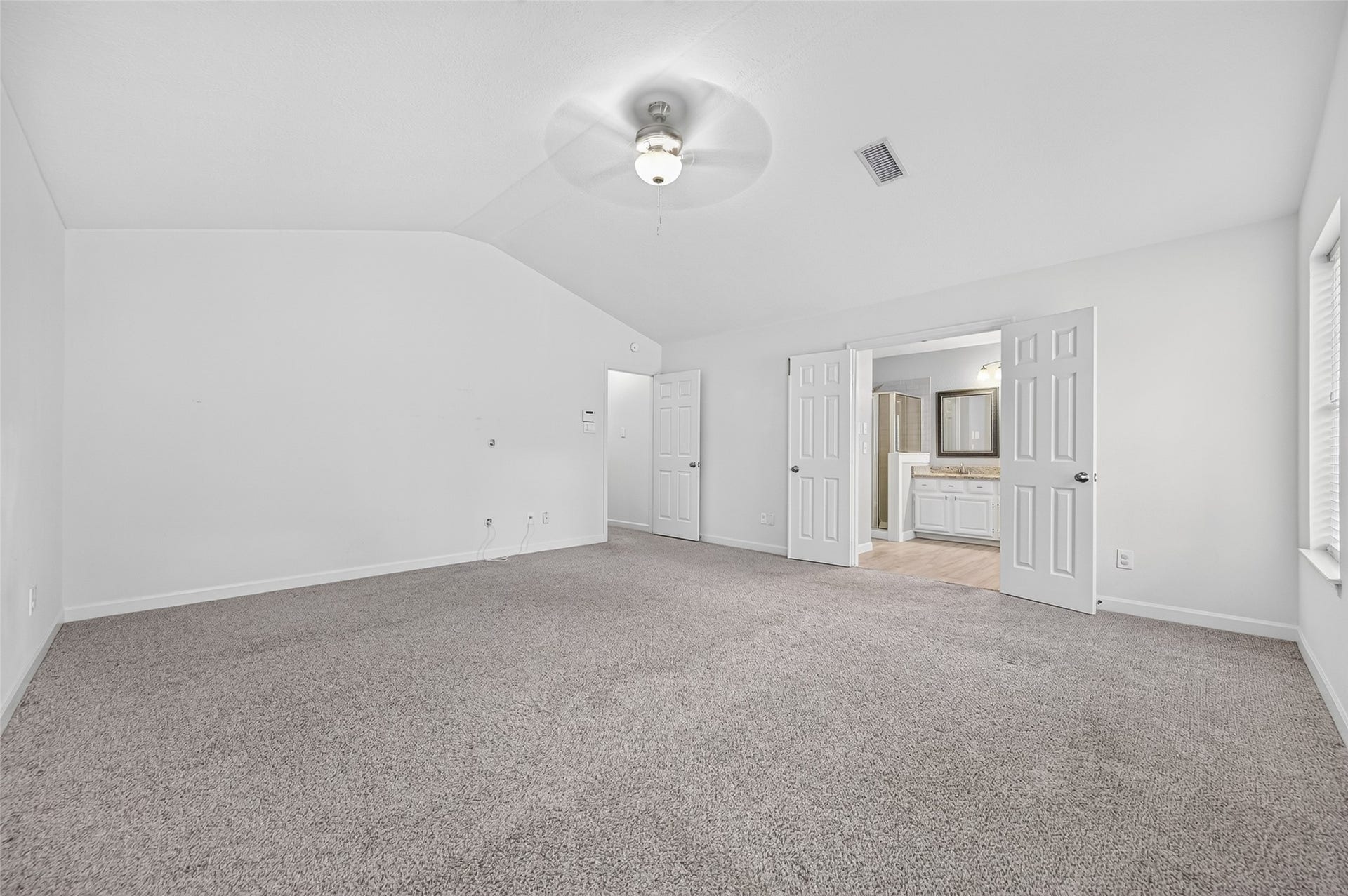 11 Ginger Bay Place, The Woodlands, TX 77382 Primary bedroom