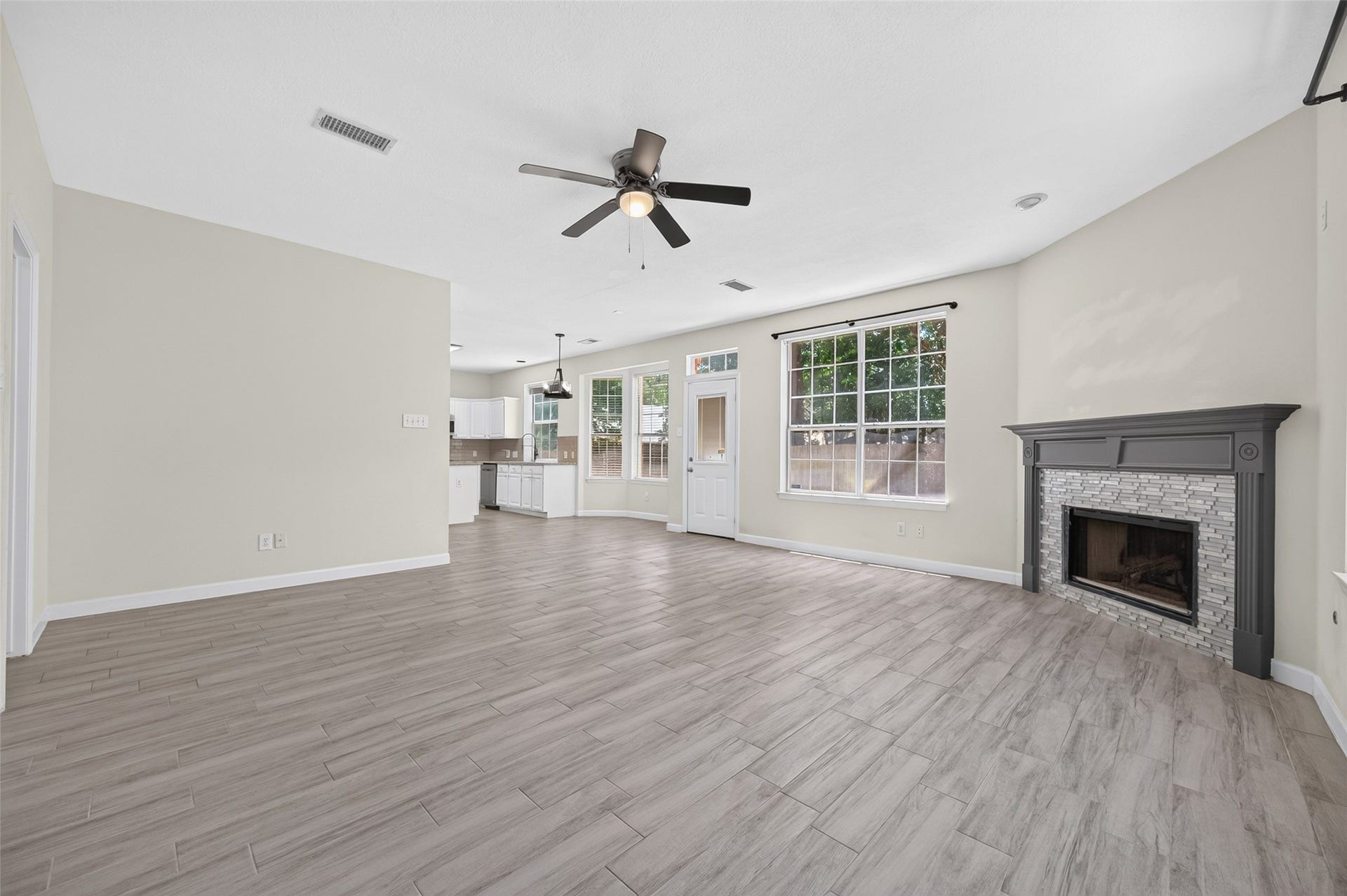11 Ginger Bay Place, The Woodlands, TX 77382 livingroom