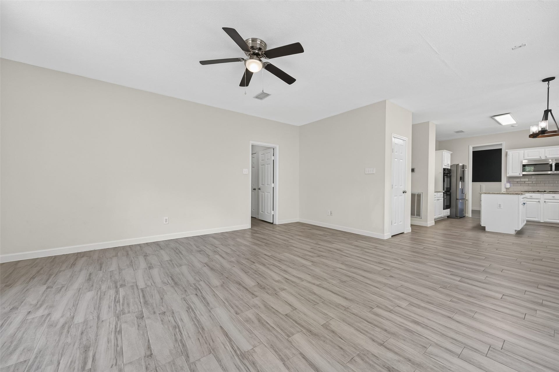11 Ginger Bay Place, The Woodlands, TX 77382 livingroom