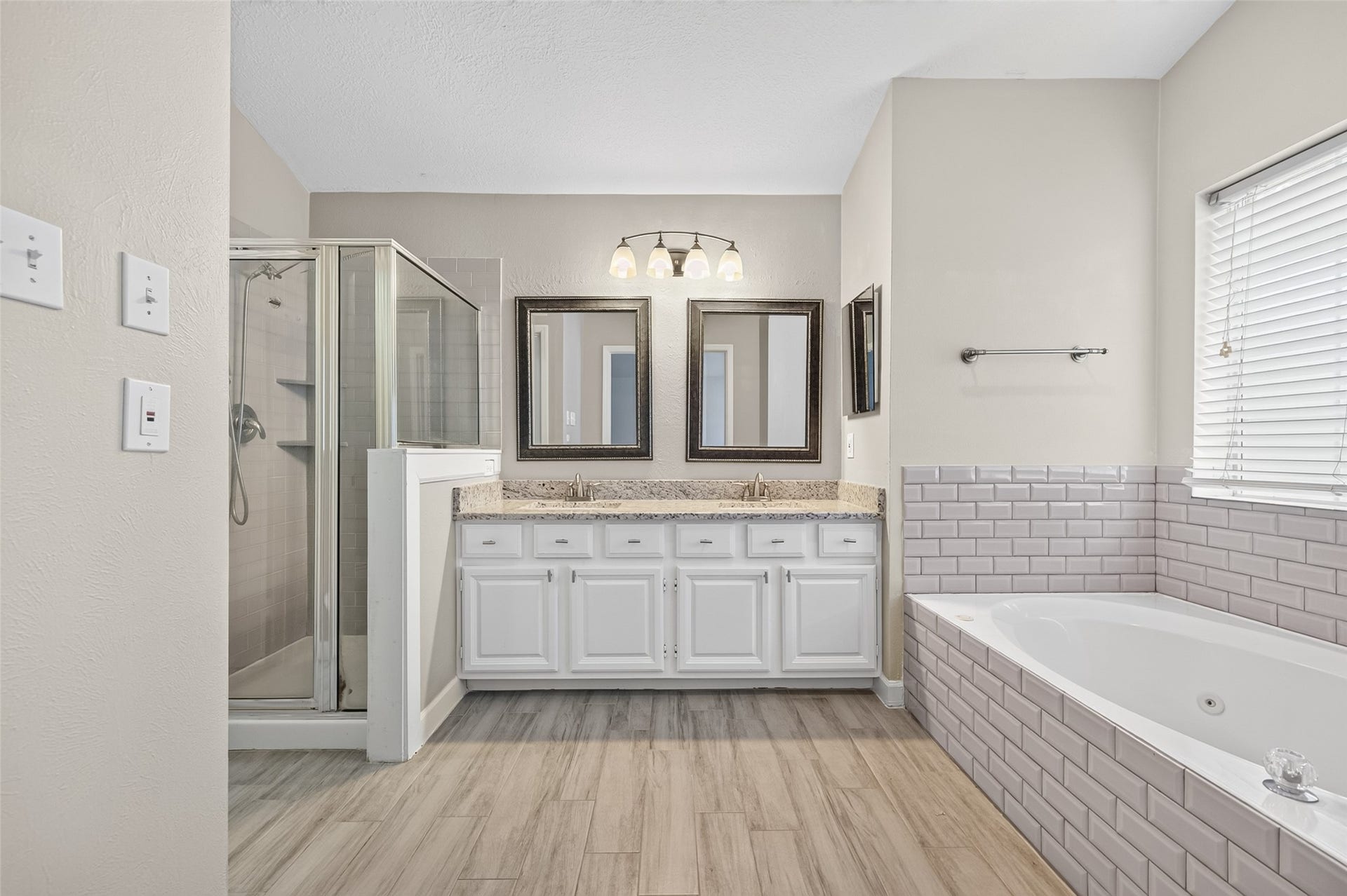 11 Ginger Bay Place, The Woodlands, TX 77382 primary bathroom