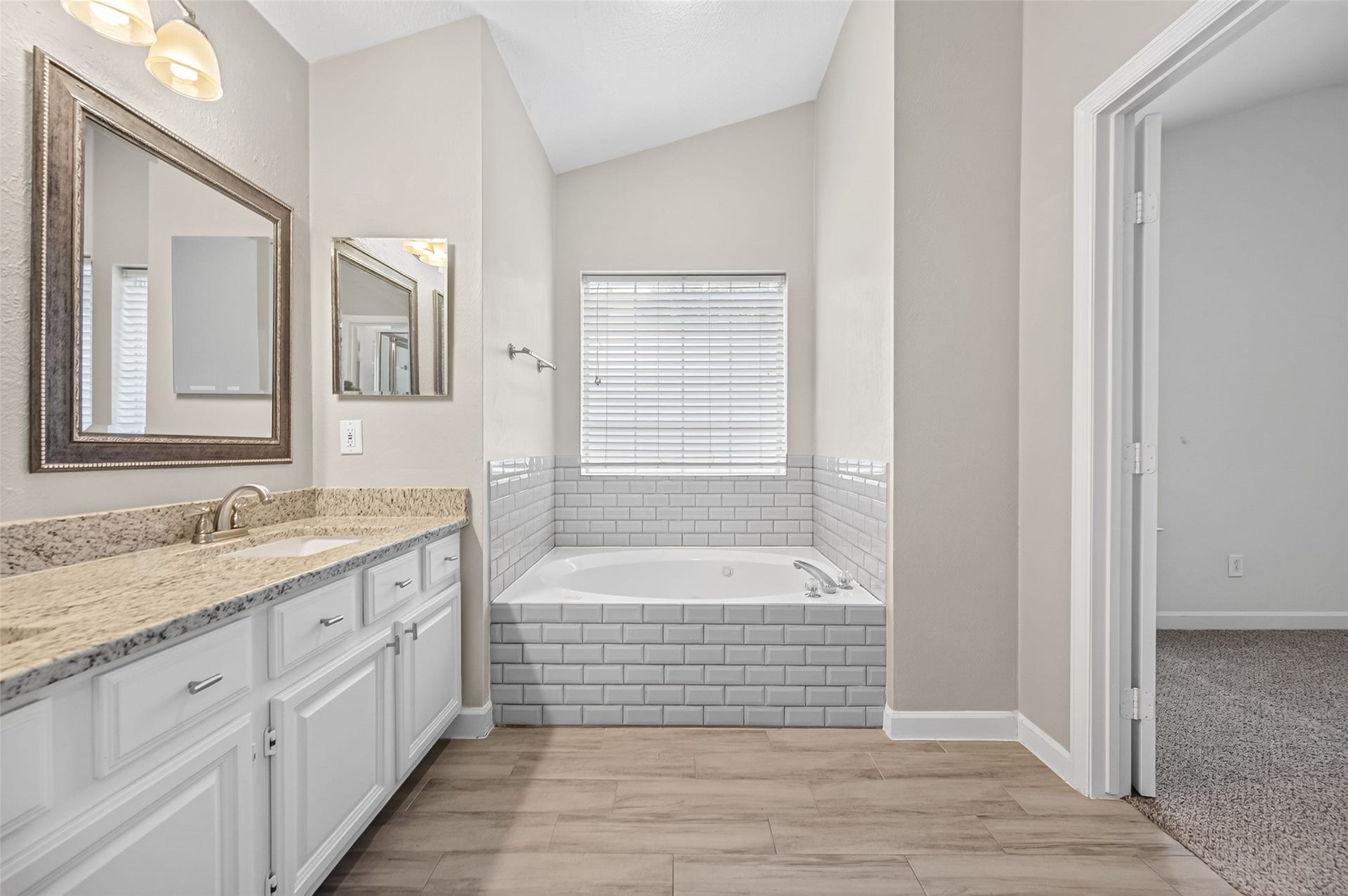 11 Ginger Bay Place, The Woodlands, TX 77382 Primary bathroom