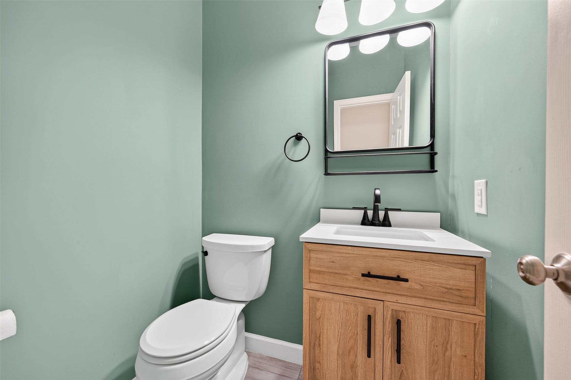 11 Ginger Bay Place, The Woodlands, TX 77382 Half bath