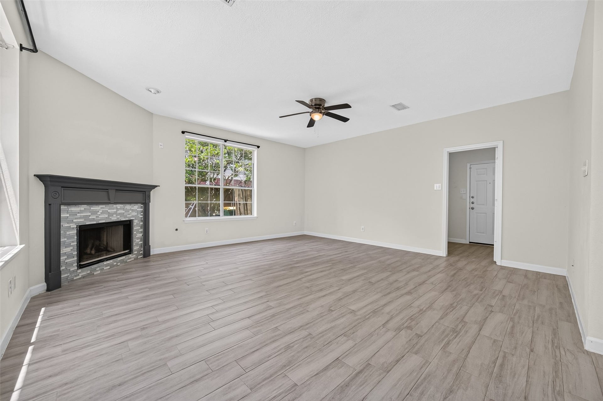 11 Ginger Bay Place, The Woodlands, TX 77382 Living room