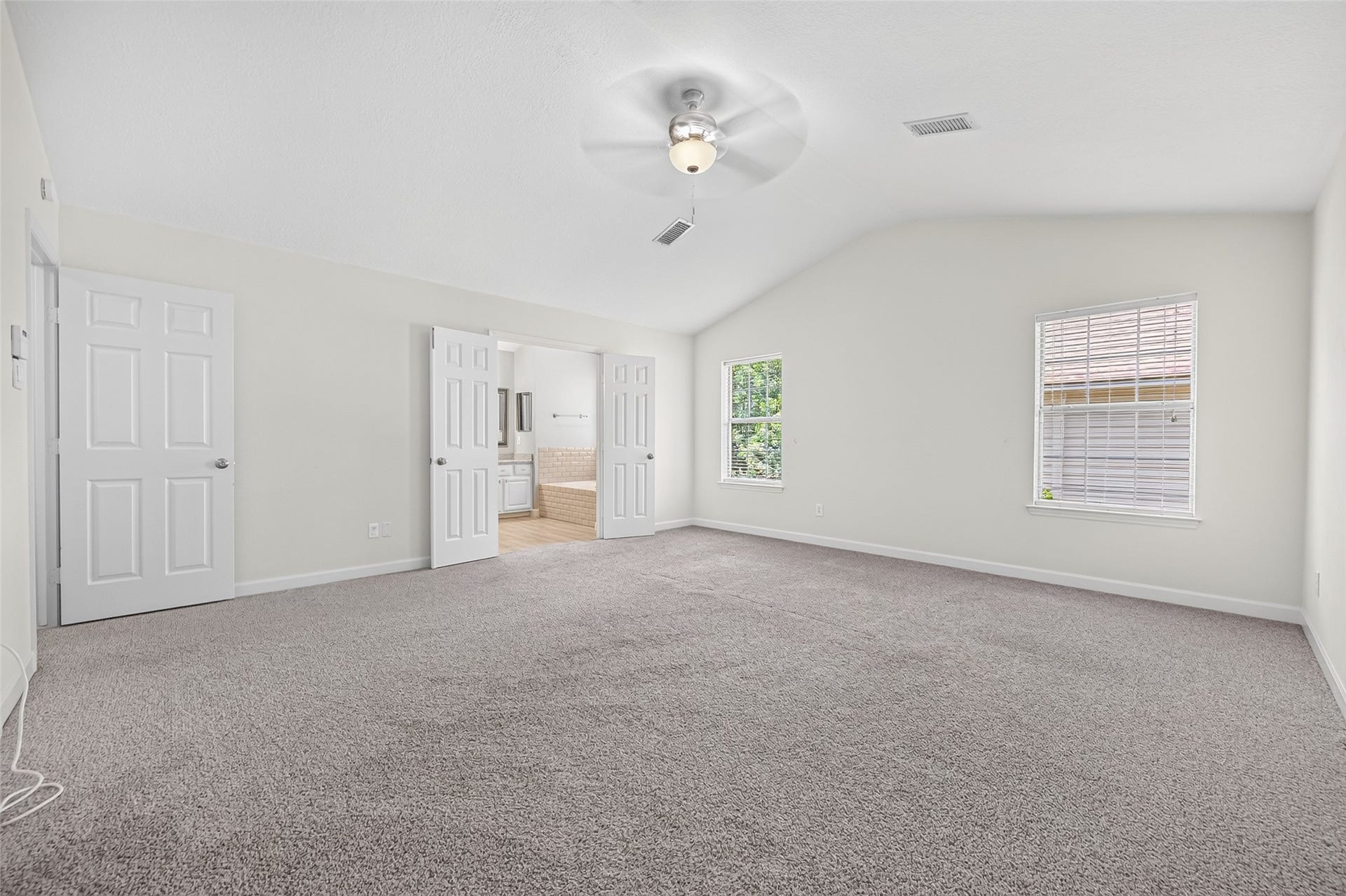 11 Ginger Bay Place, The Woodlands, TX 77382 Primary bedroom