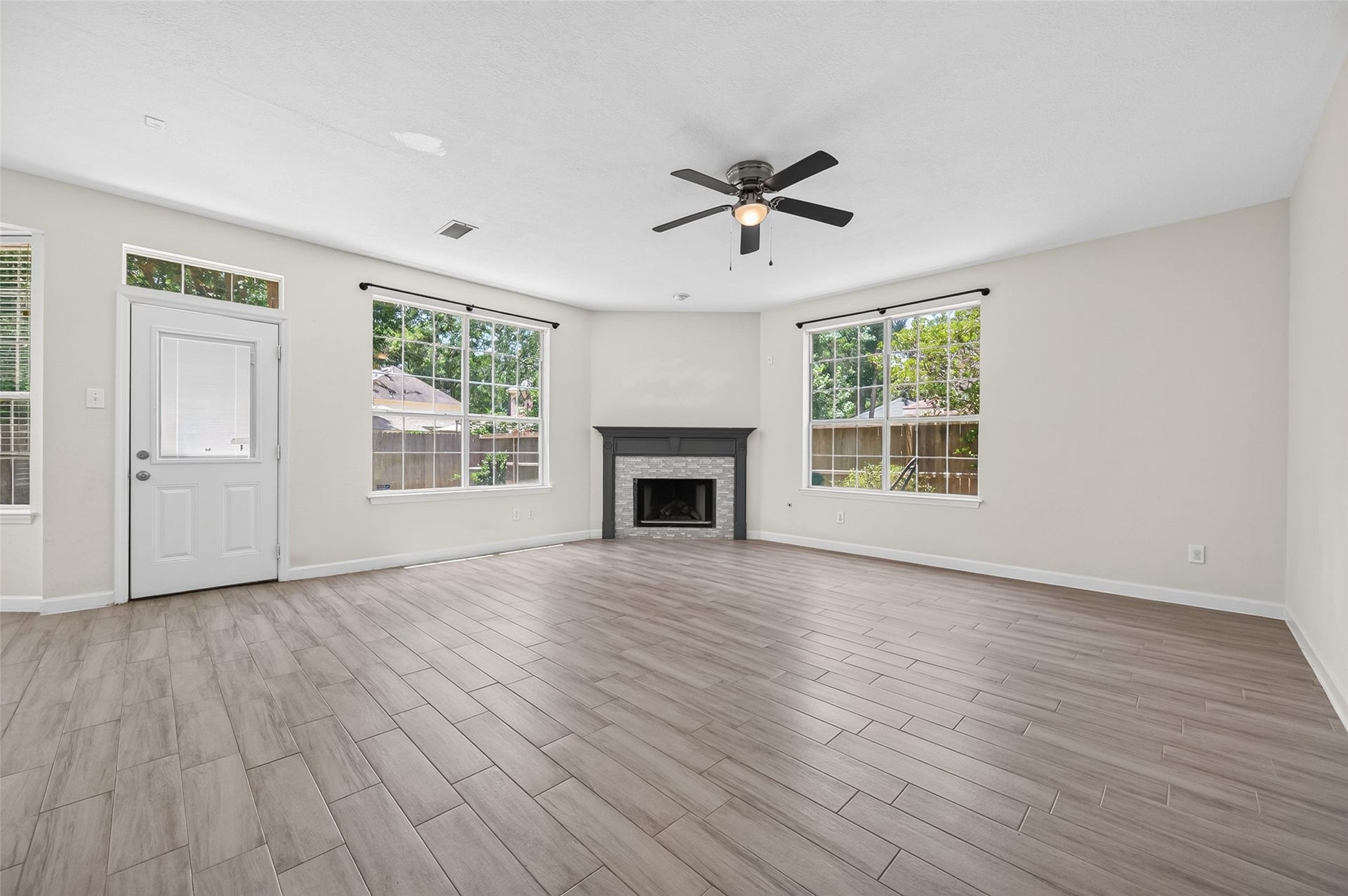 11 Ginger Bay Place, The Woodlands, TX 77382 Livingroom with chimney