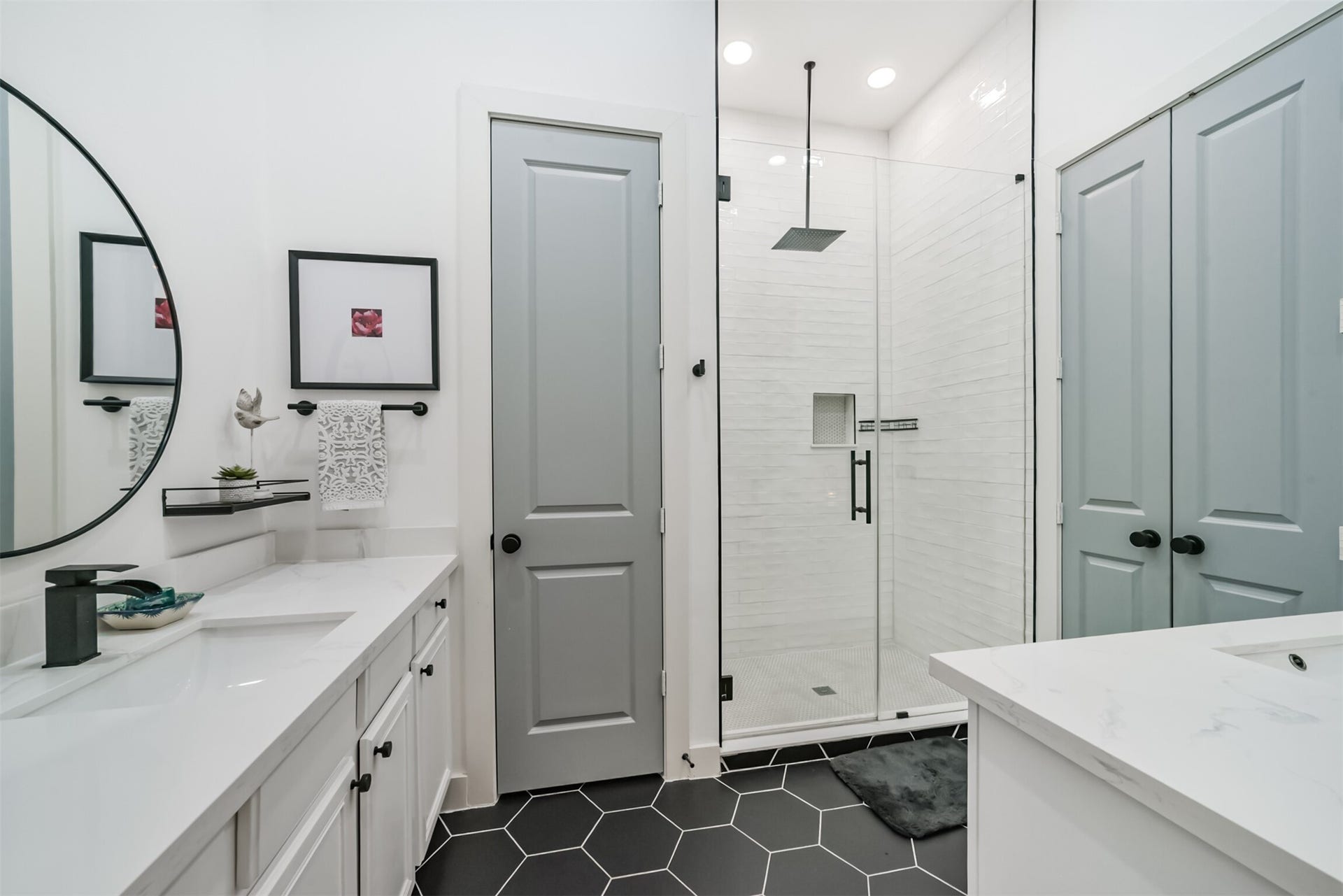 1721 W 24th Street, Houston, TX 77008 Another view of the striking primary bathroom!