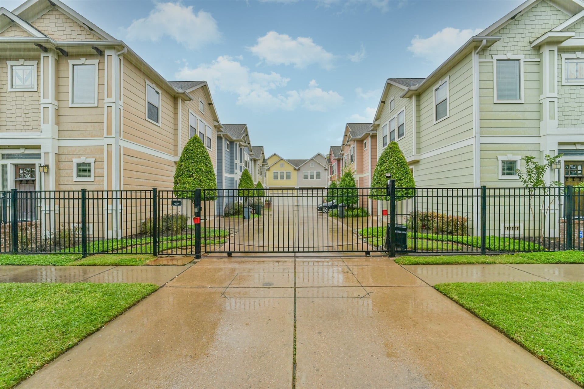 1721 W 24th Street, Houston, TX 77008 Gated complex with lots of guest parking!