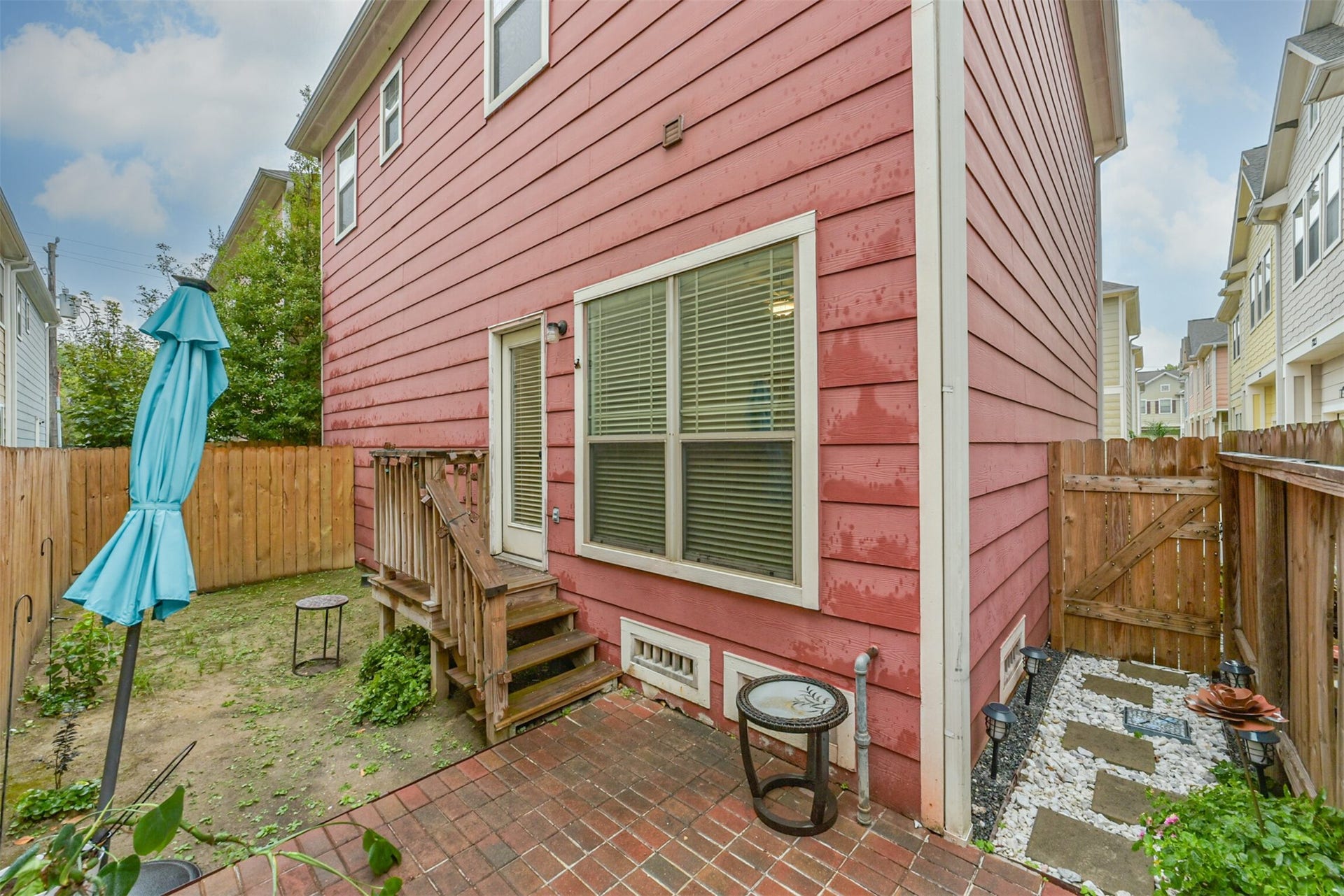 1721 W 24th Street, Houston, TX 77008 Nice size backyard with brick paver patio and recently replaced fence!
