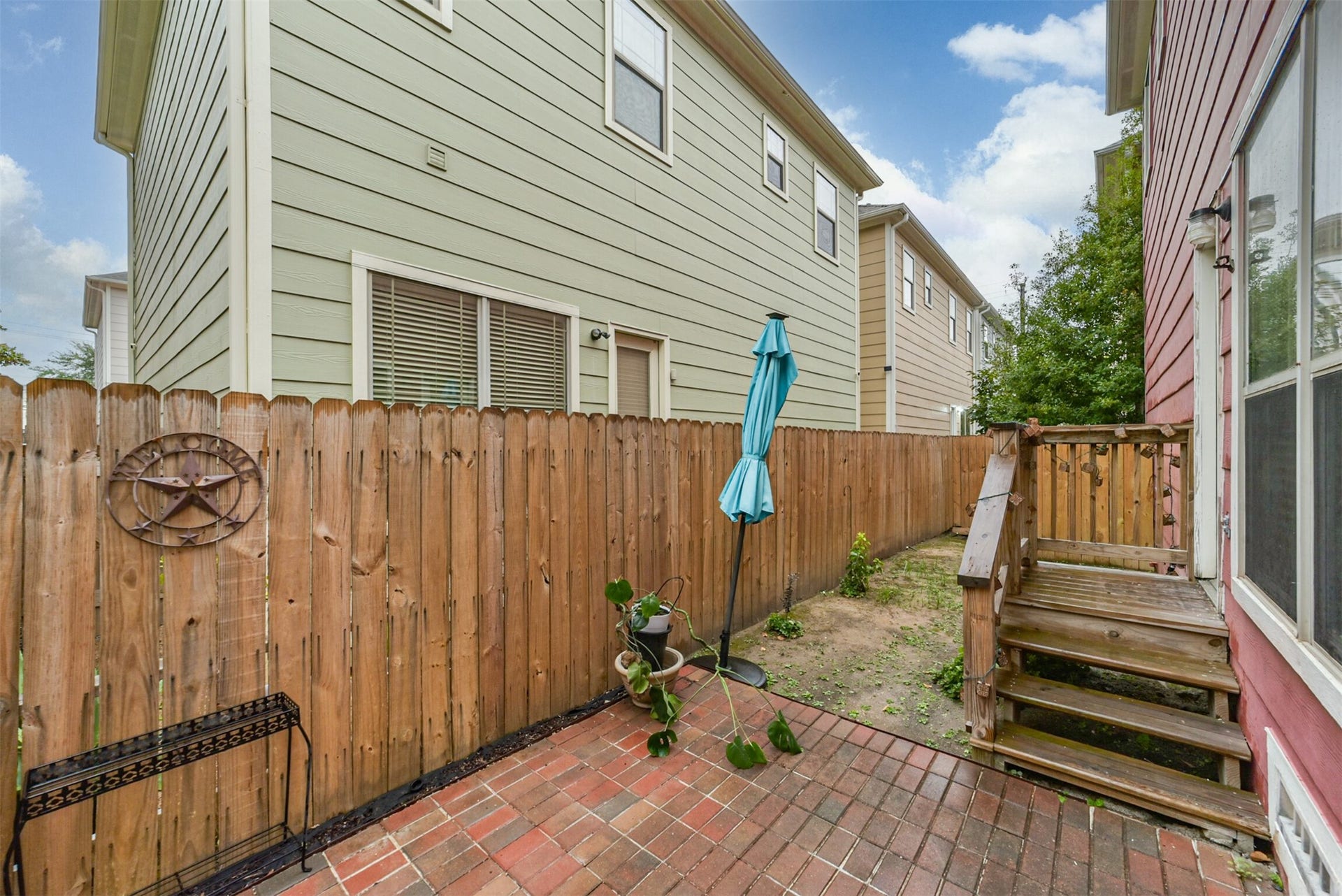 1721 W 24th Street, Houston, TX 77008 Another view of the fully fenced yard space!