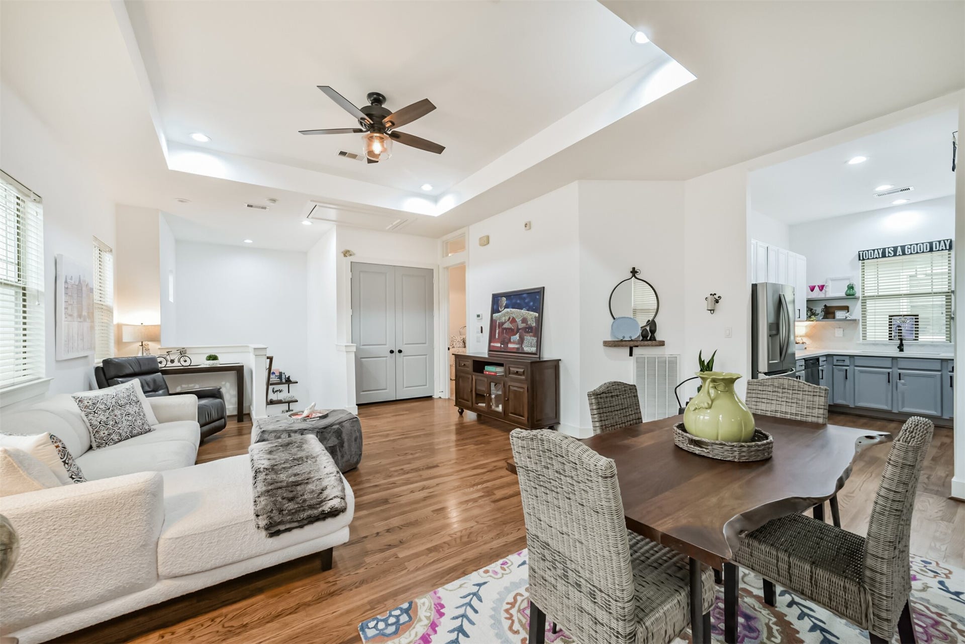 1721 W 24th Street, Houston, TX 77008 Wonderful open floor plan! Perfect for entertaining!