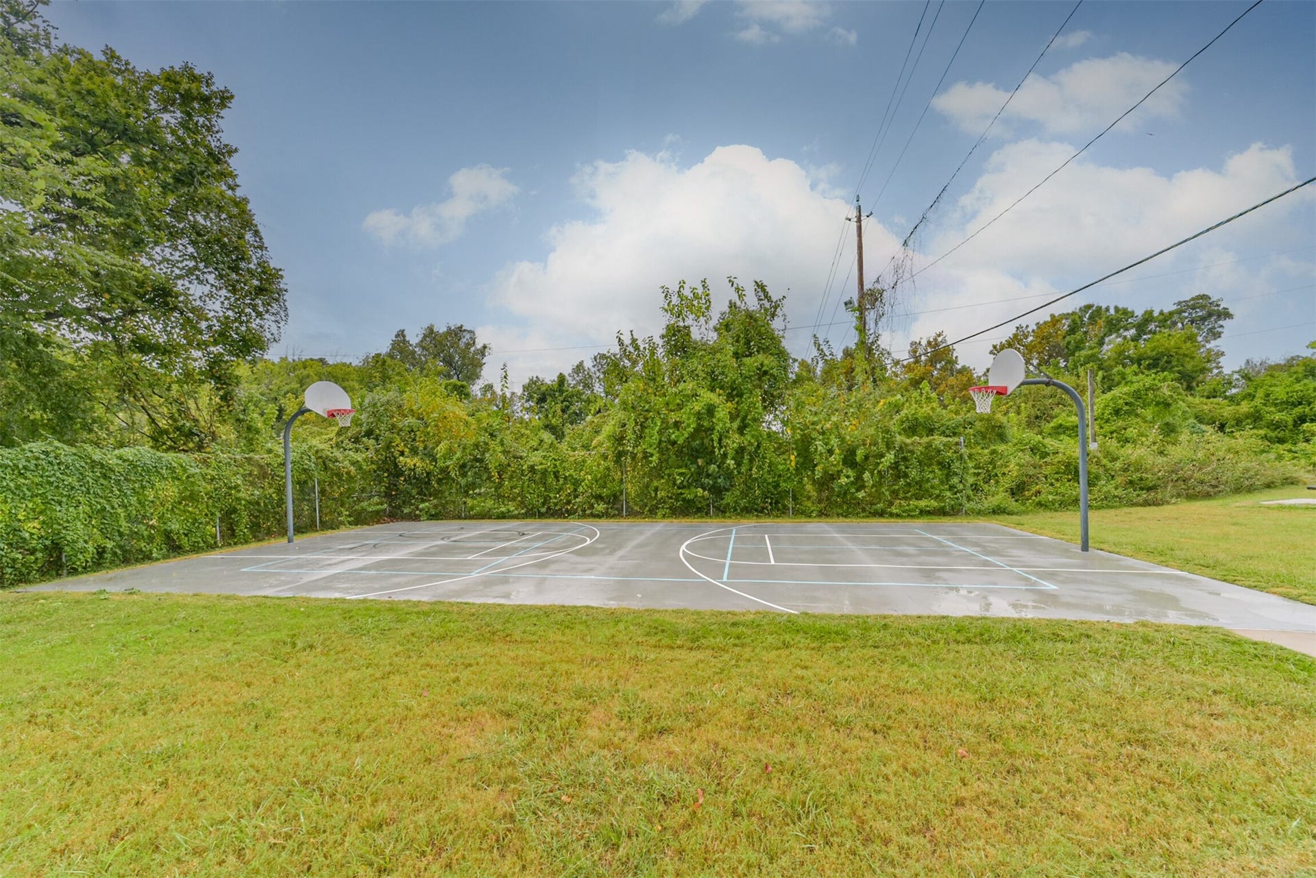 1721 W 24th Street, Houston, TX 77008 Little thicket park also has a basketball court!