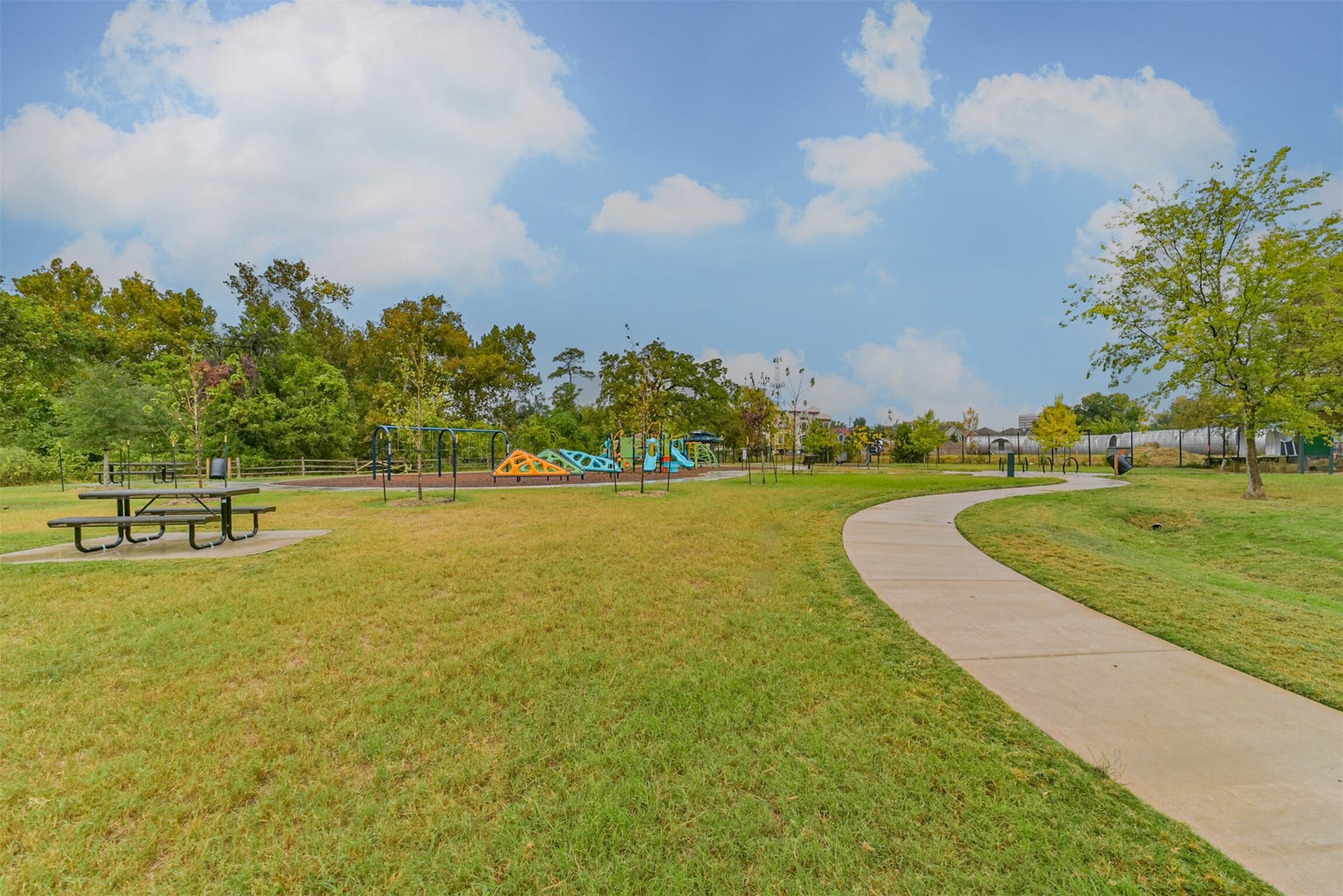 1721 W 24th Street, Houston, TX 77008 Such a nice amenity to have near by! Tons a restaurants within walking distance as well!