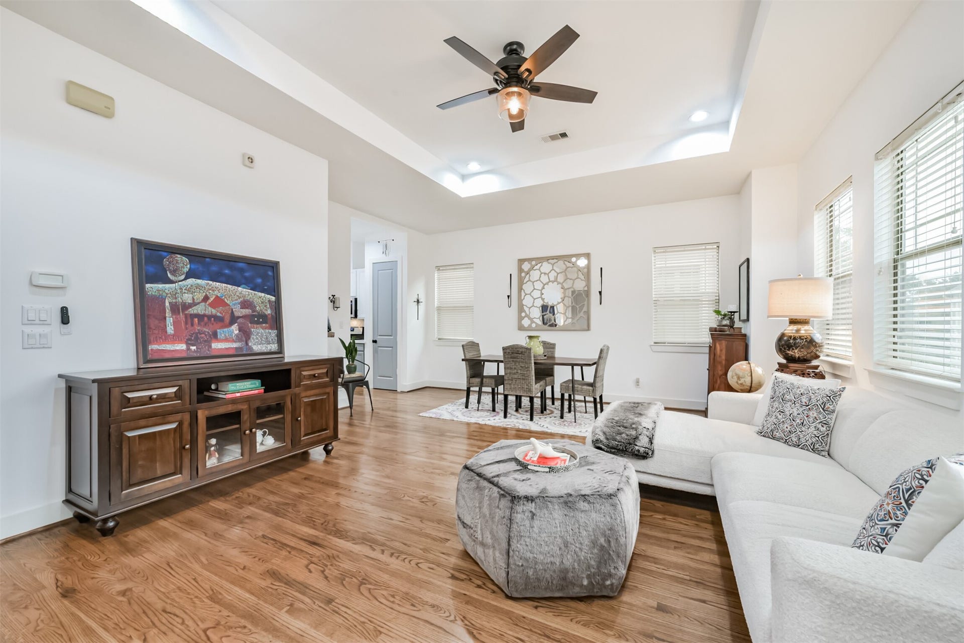 1721 W 24th Street, Houston, TX 77008 Airy, light-filled open living area with soaring tray ceiling and gleaming hardwoods