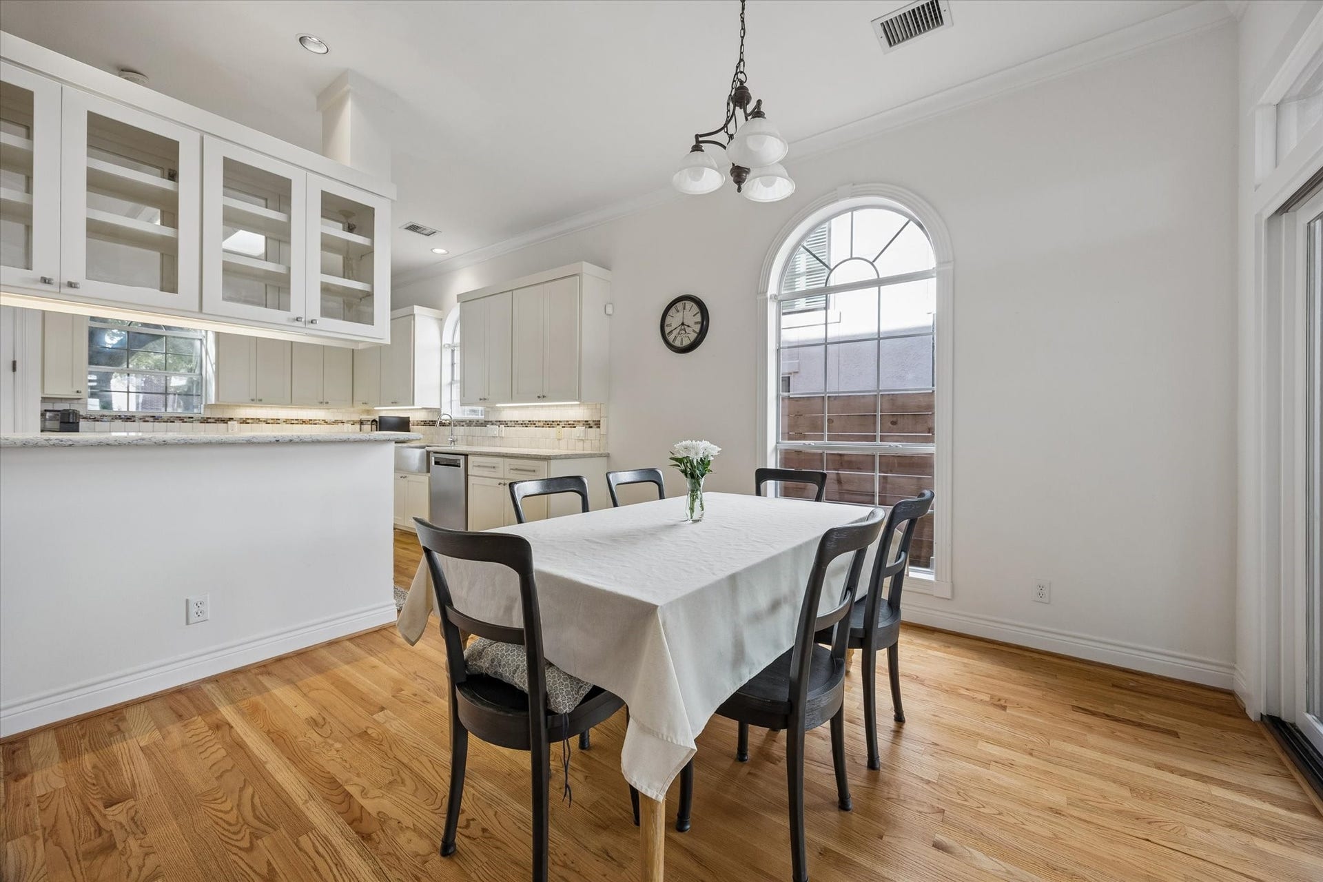 551 S 2nd Street, Bellaire, TX 77401 551 S 2nd Street, Bellaire, TX 77401