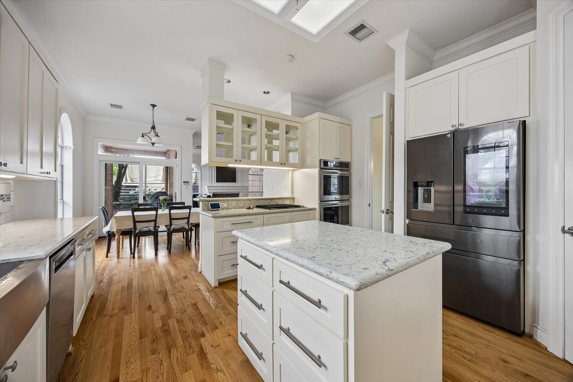 551 S 2nd Street, Bellaire, TX 77401 551 S 2nd Street, Bellaire, TX 77401