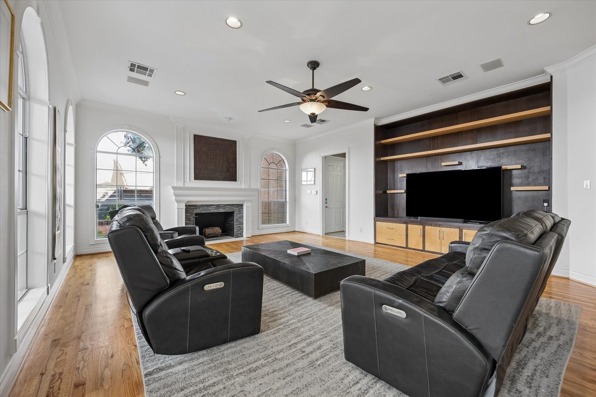 551 S 2nd Street, Bellaire, TX 77401 551 S 2nd Street, Bellaire, TX 77401