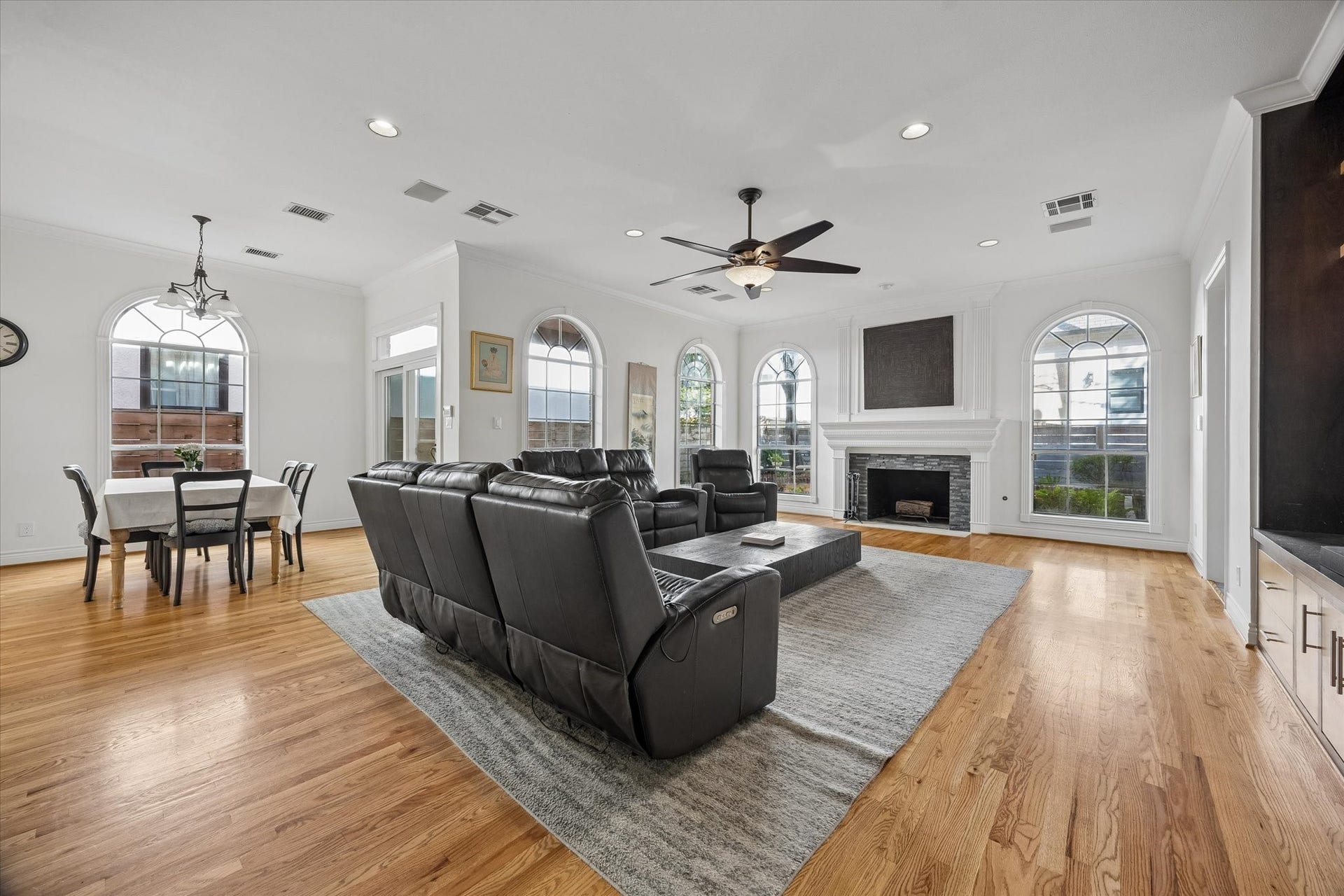 551 S 2nd Street, Bellaire, TX 77401 551 S 2nd Street, Bellaire, TX 77401