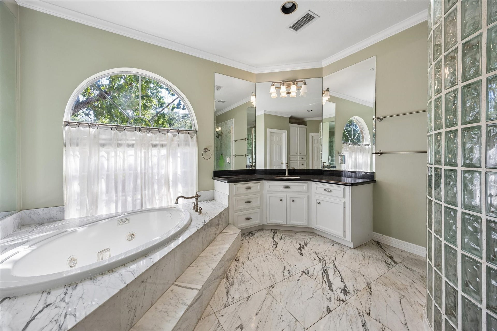 551 S 2nd Street, Bellaire, TX 77401 551 S 2nd Street, Bellaire, TX 77401