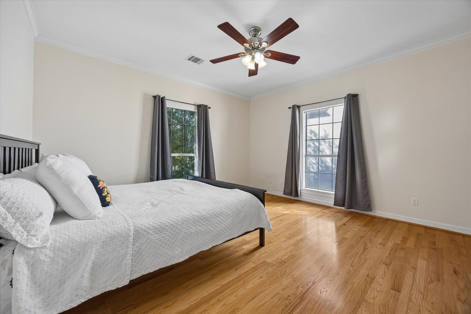551 S 2nd Street, Bellaire, TX 77401 551 S 2nd Street, Bellaire, TX 77401