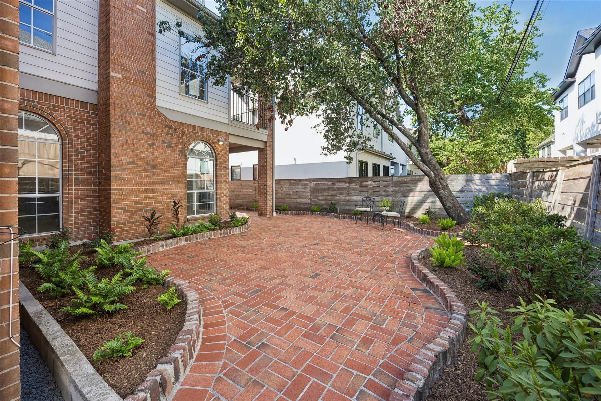 551 S 2nd Street, Bellaire, TX 77401 551 S 2nd Street, Bellaire, TX 77401
