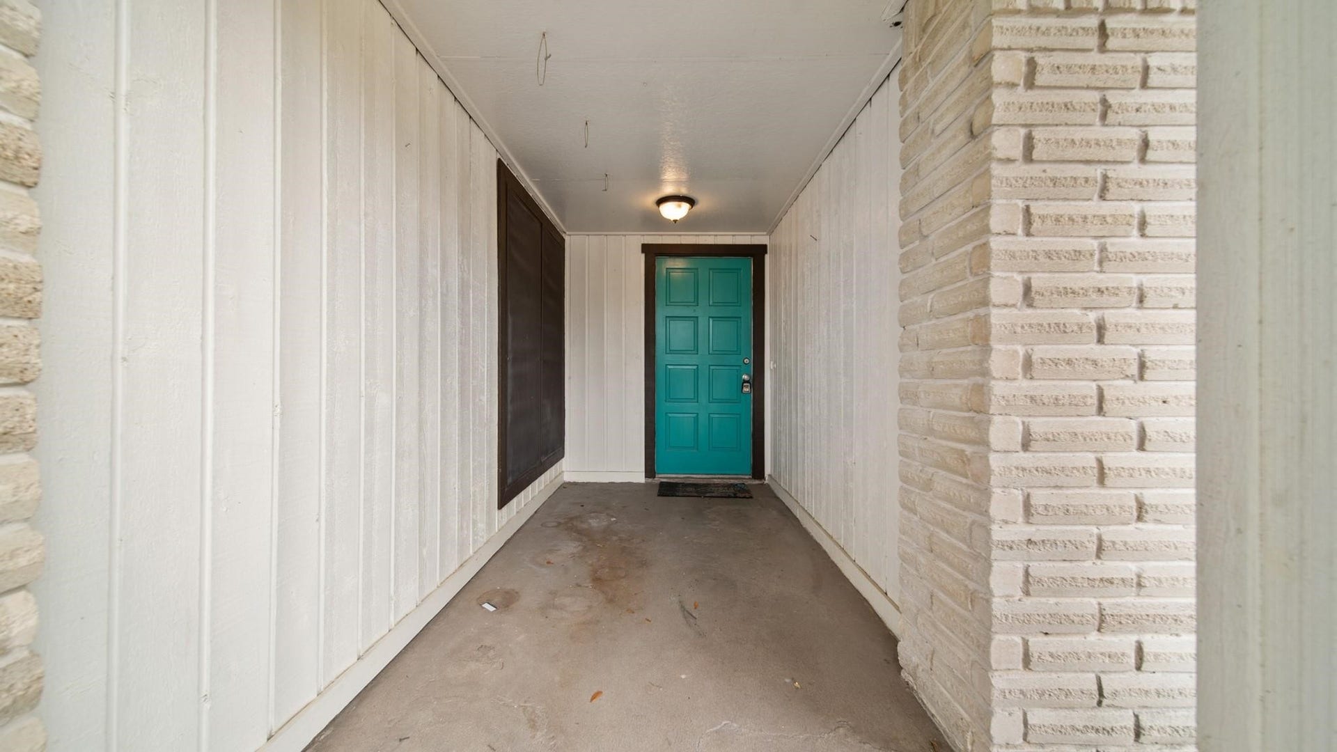 2012 Sandy Knoll Drive, Missouri City, TX 77489 Covered front entry featuring a welcoming pop of color at the front door.
