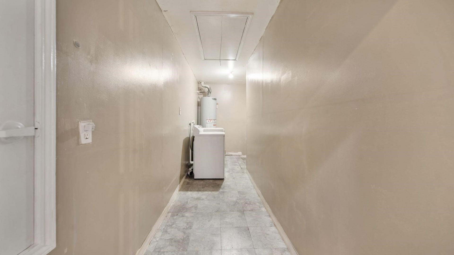2012 Sandy Knoll Drive, Missouri City, TX 77489 Separate utility room. Washer and dryer not included.
