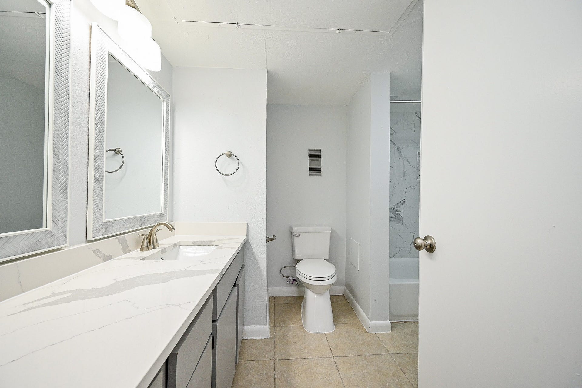 8427 Hearth Drive Drive, #2, Houston, TX 77054 Updated Bathroom Quaertz counter top