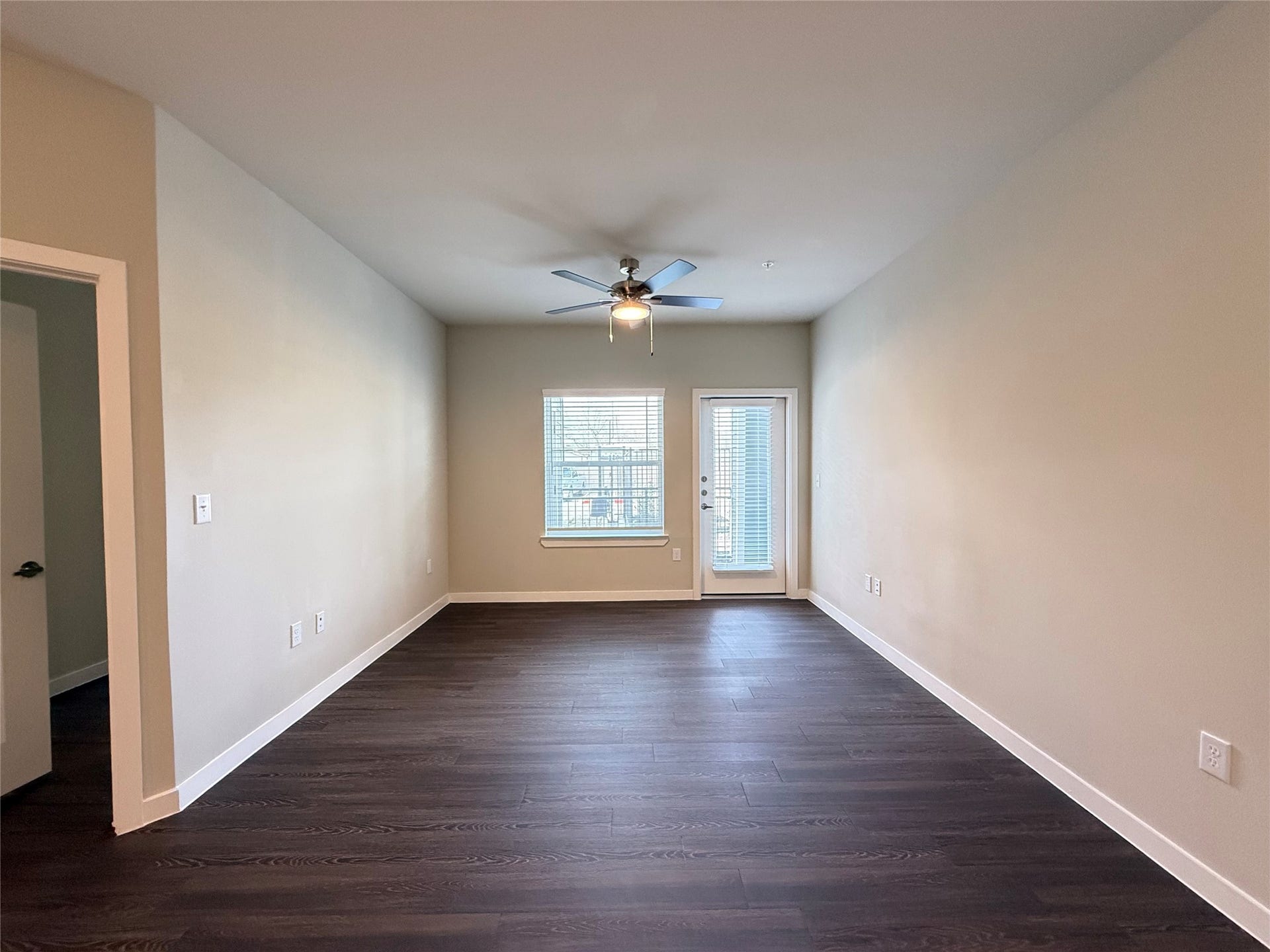 2102 Antoine Drive, #B1P6, Houston, TX 77055 PHOTOS ARE OF A VACANT UNIT OF THE SAME LAYOUT