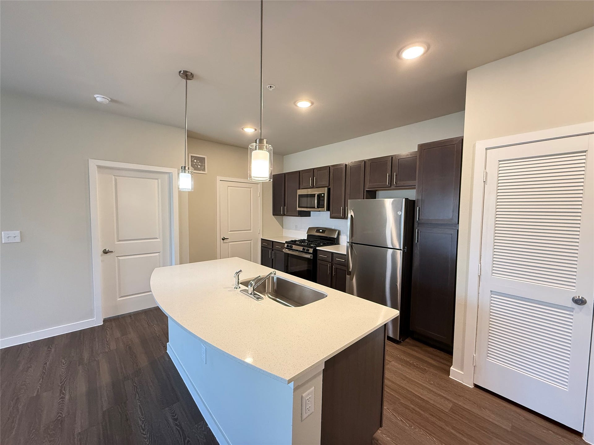2102 Antoine Drive, #B1P6, Houston, TX 77055 PHOTOS ARE OF A VACANT UNIT OF THE SAME LAYOUT
