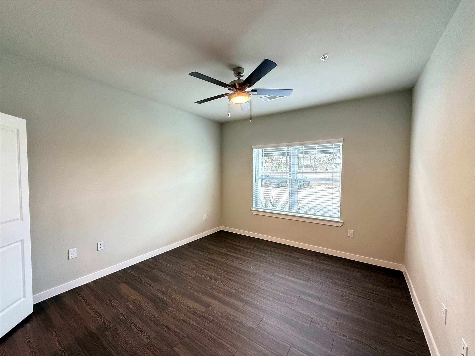 2102 Antoine Drive, #B1P6, Houston, TX 77055 PHOTOS ARE OF A VACANT UNIT OF THE SAME LAYOUT