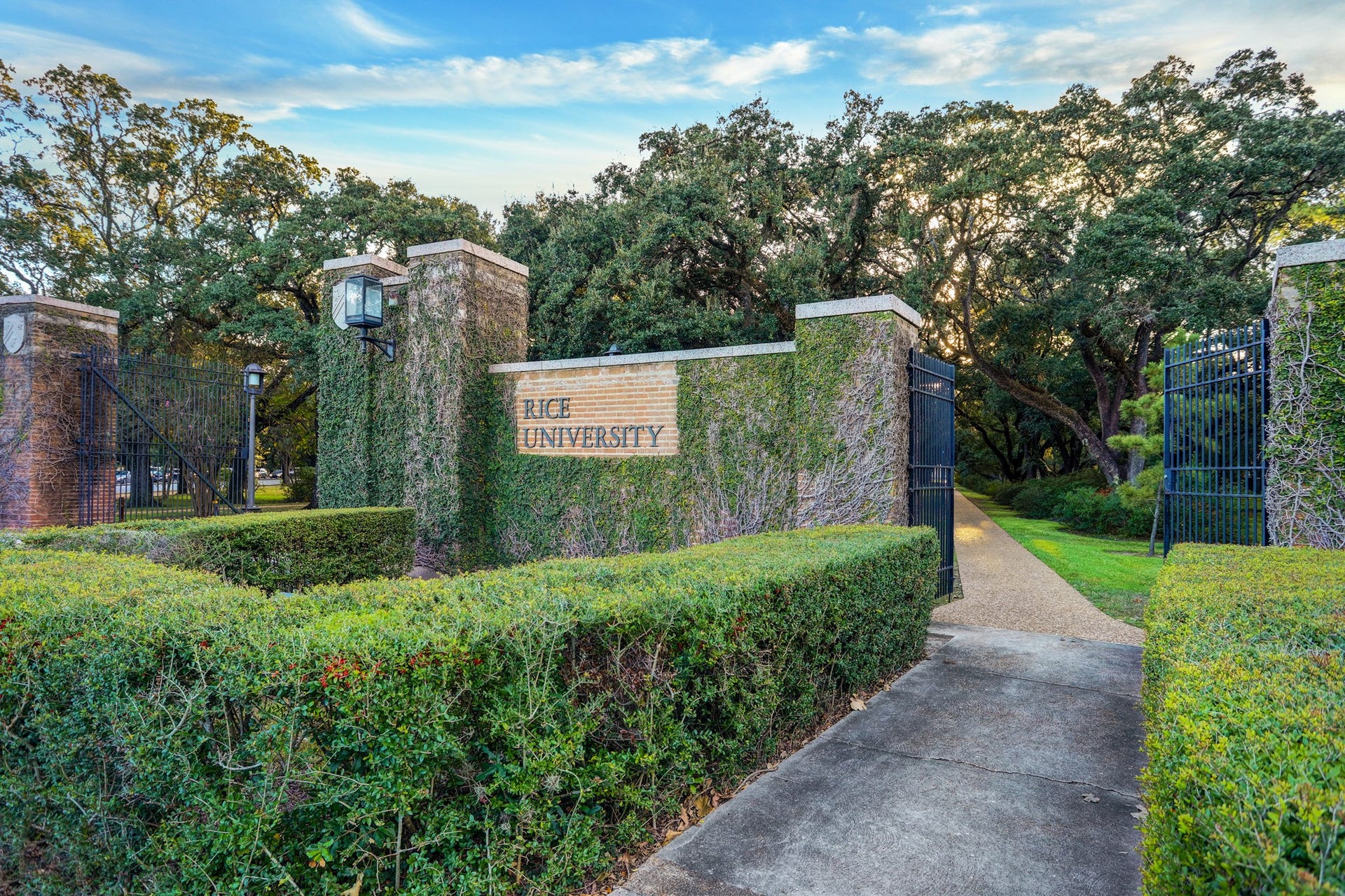 3608 Timberside Circle Drive, Houston, TX 77025 RICE UNIVERSITY: Just a few minutes away by car, Rice University offers an ideal neighbor for academic, cultural, and recreational enrichment.