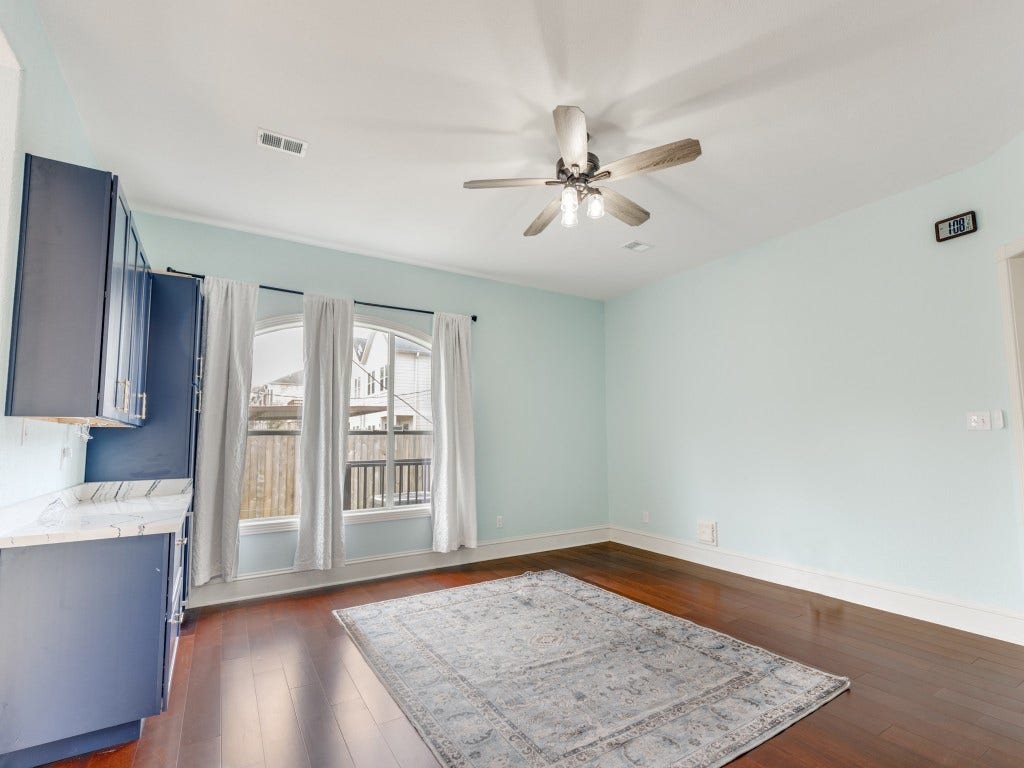 2811 Princeton Street, Houston, TX 77009 Bright room with hardwood floors. Features a built-in wine bar and wine fridge with cabinets. Ideal space for entertaining.