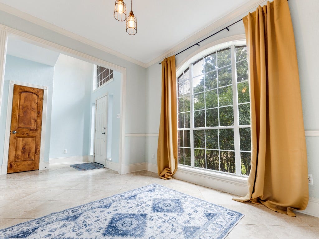 2811 Princeton Street, Houston, TX 77009 Bright and inviting room with large arched window, allowing plenty of natural light. This room can be used as a dining room, office or sitting room.