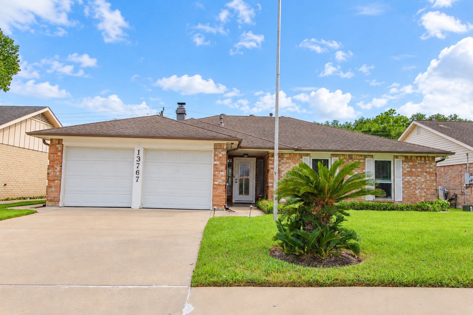 13767 Greywood Drive, Sugar Land, TX 77498 Welcome home to 13767 Greywood Dr!