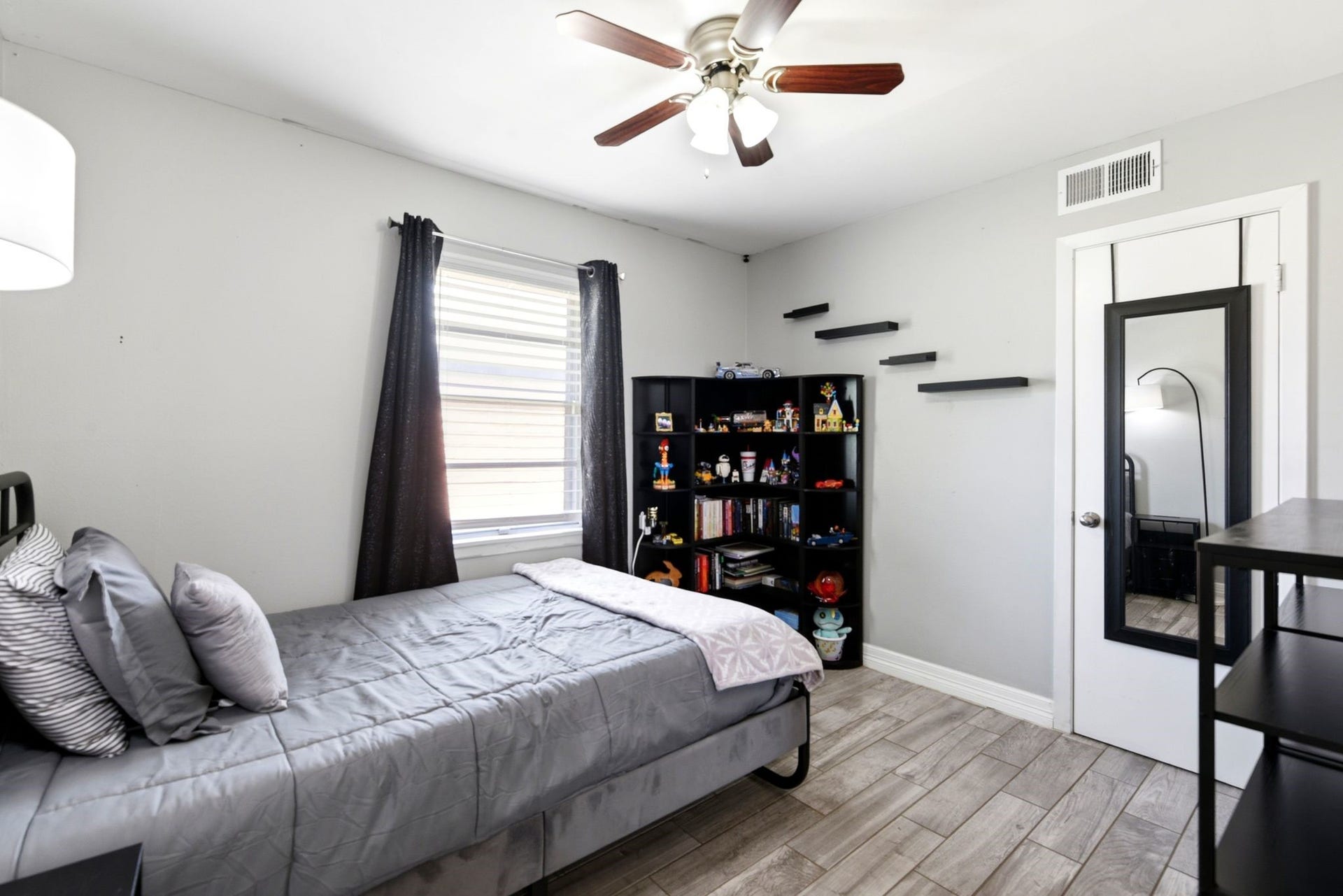 2405 Hillshire Drive, Deer Park, TX 77536 Secondary bedroom.