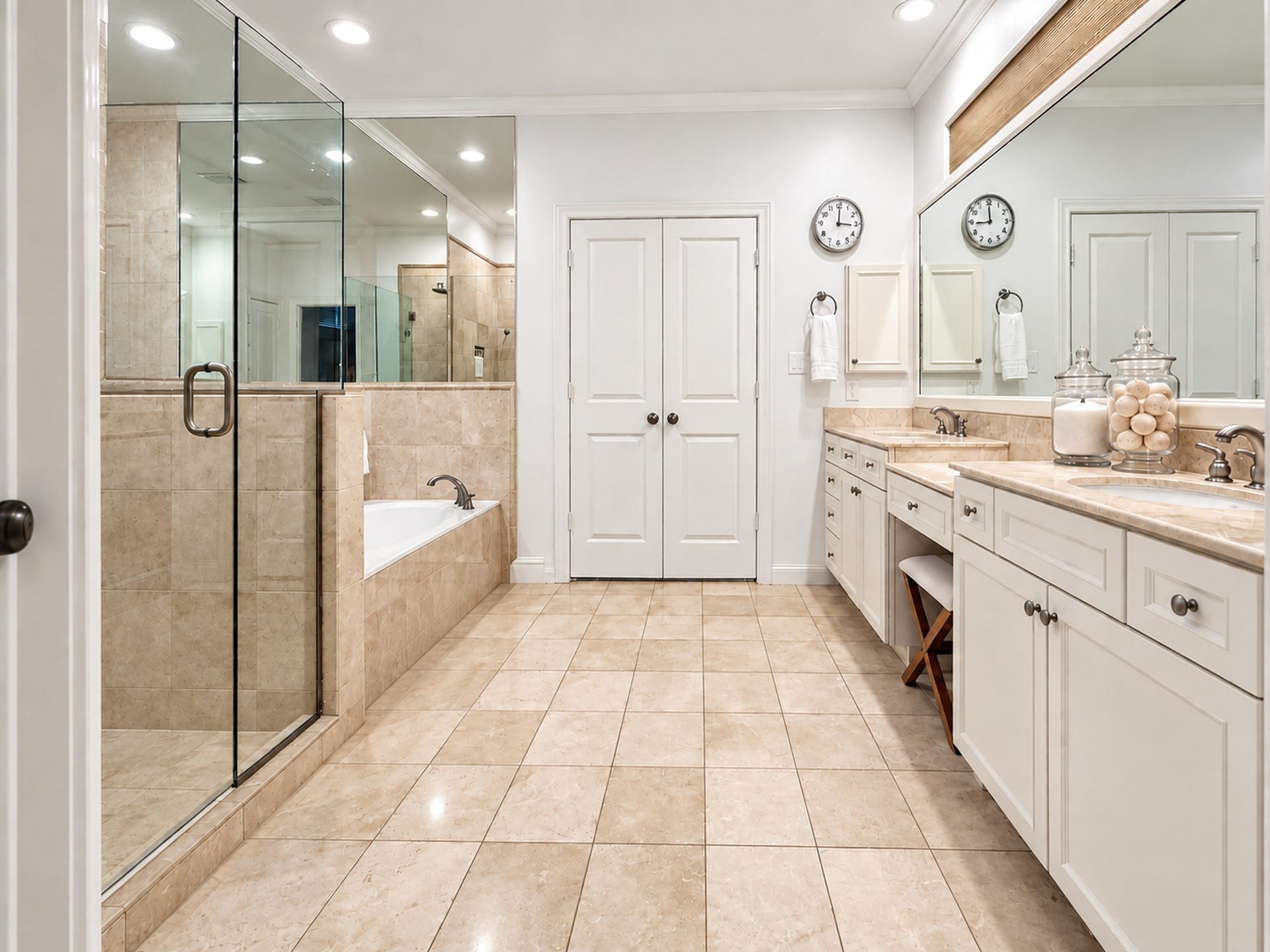 54 Riva Row, The Woodlands, TX 77380 Well appointed primary bathroom.