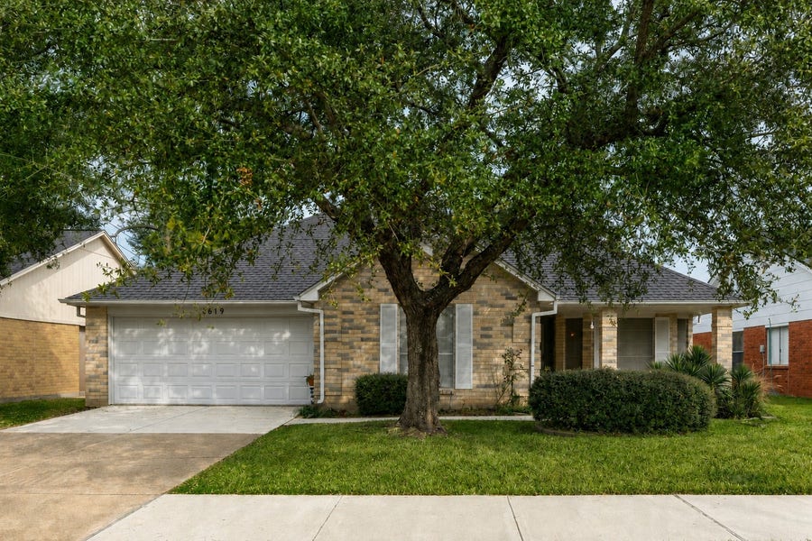 Property photo for 2819 S Peach Hollow Circle, Pearland, TX
