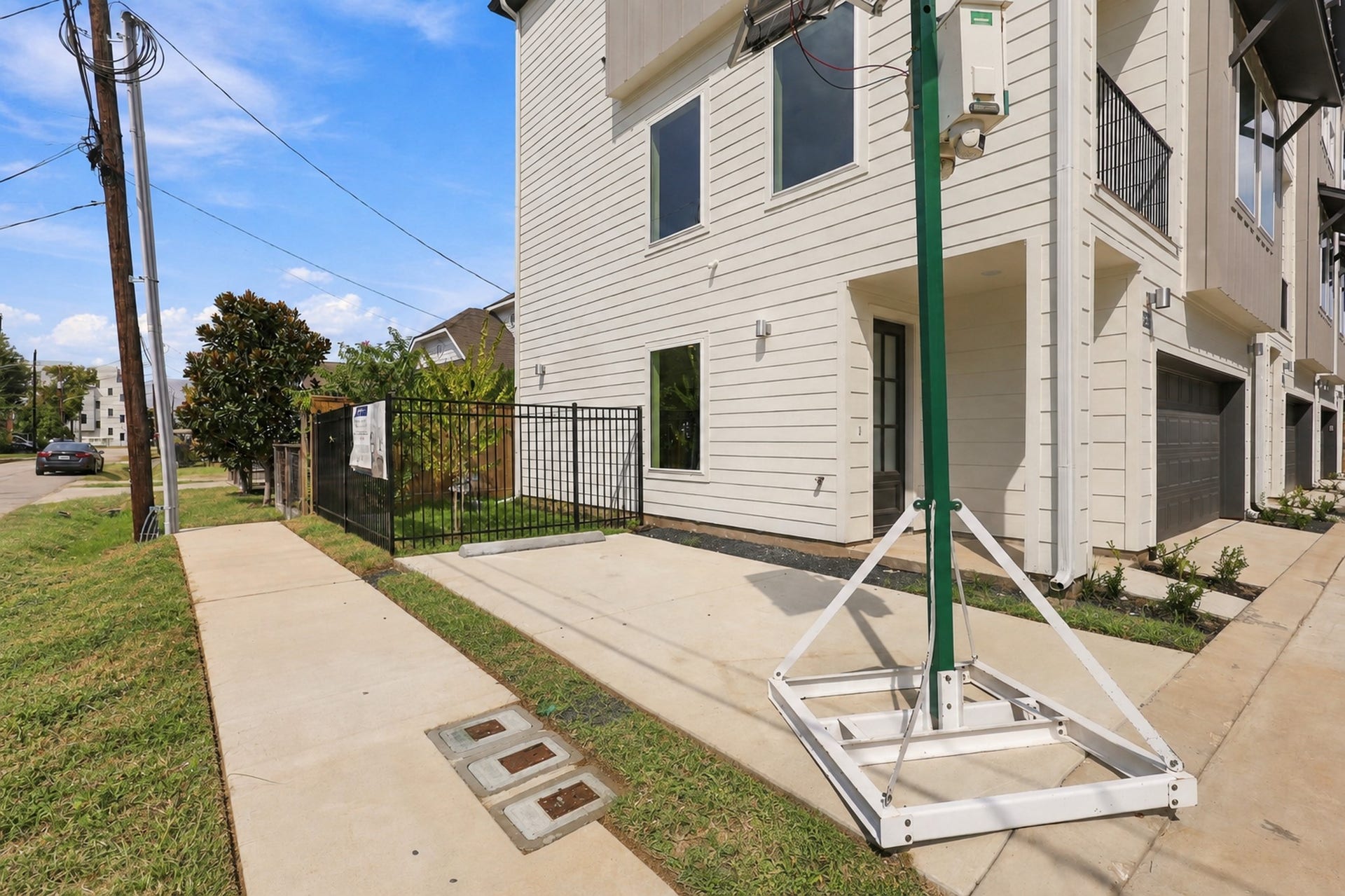 904 Kern Street, #C, Houston, TX 77009 The side view shows the yard and additional parking beside the garage.