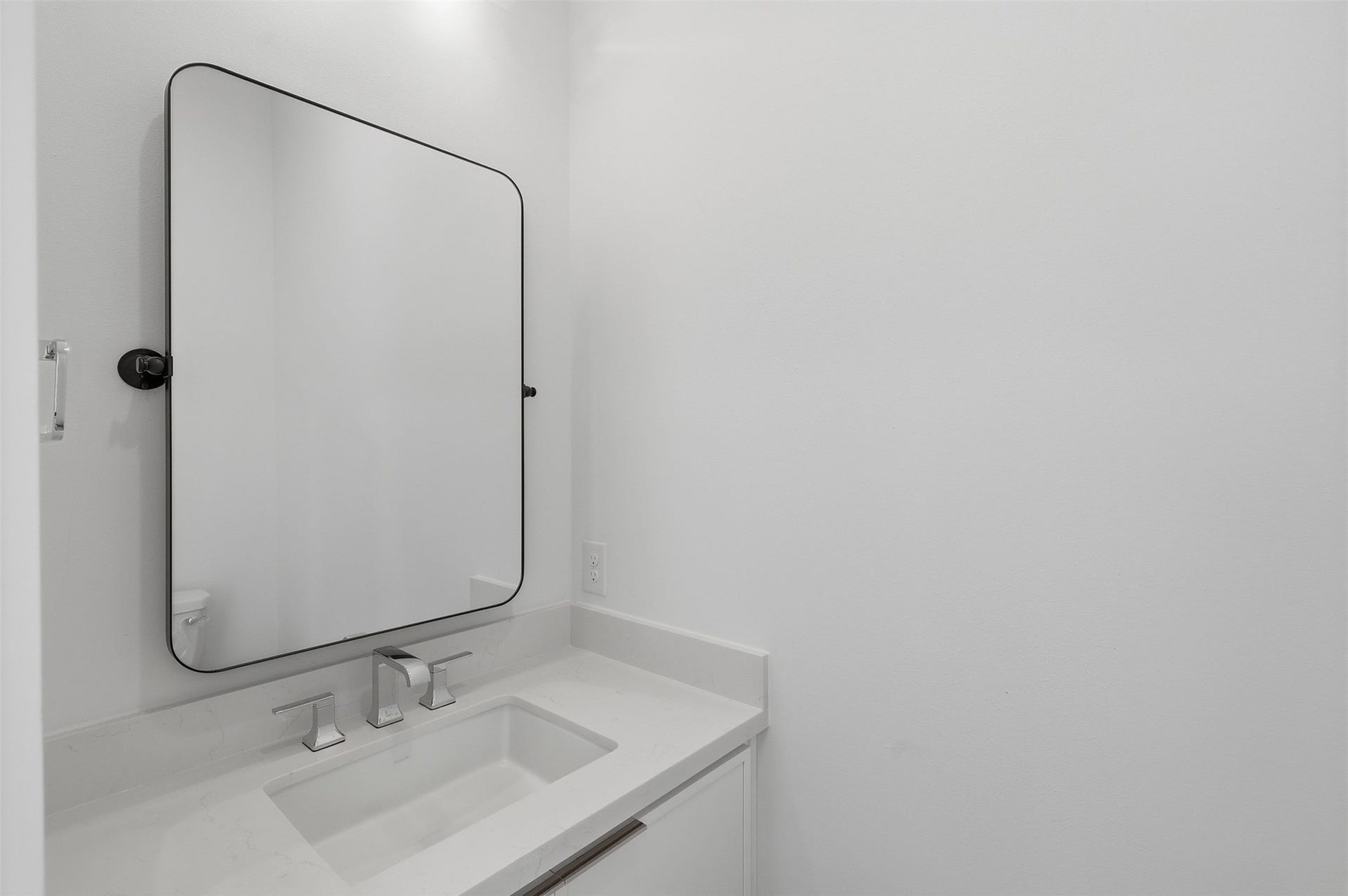 904 Kern Street, #C, Houston, TX 77009 A half bath adds convenience for guests.